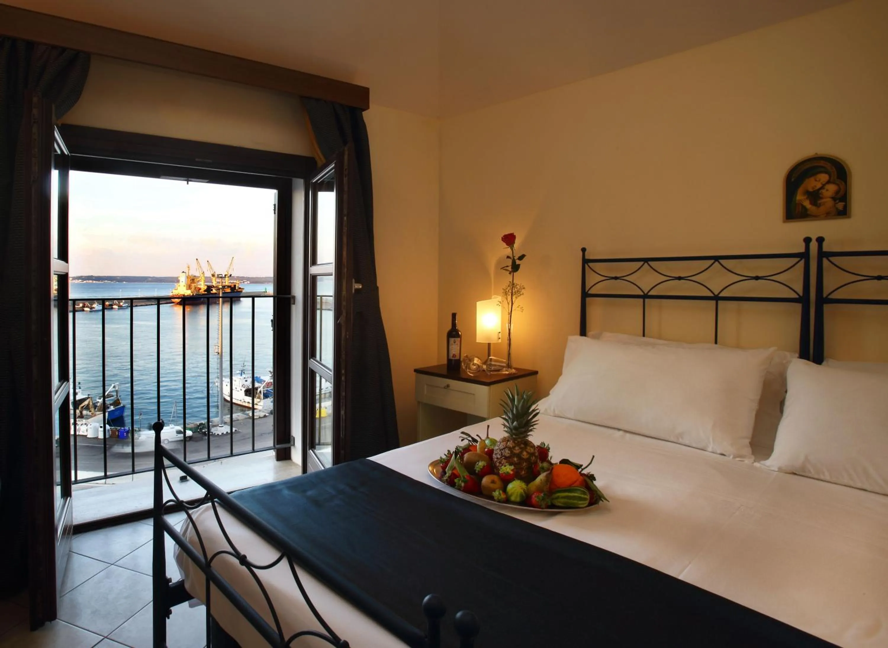 Bedroom, Bed in Al Pescatore Hotel & Restaurant