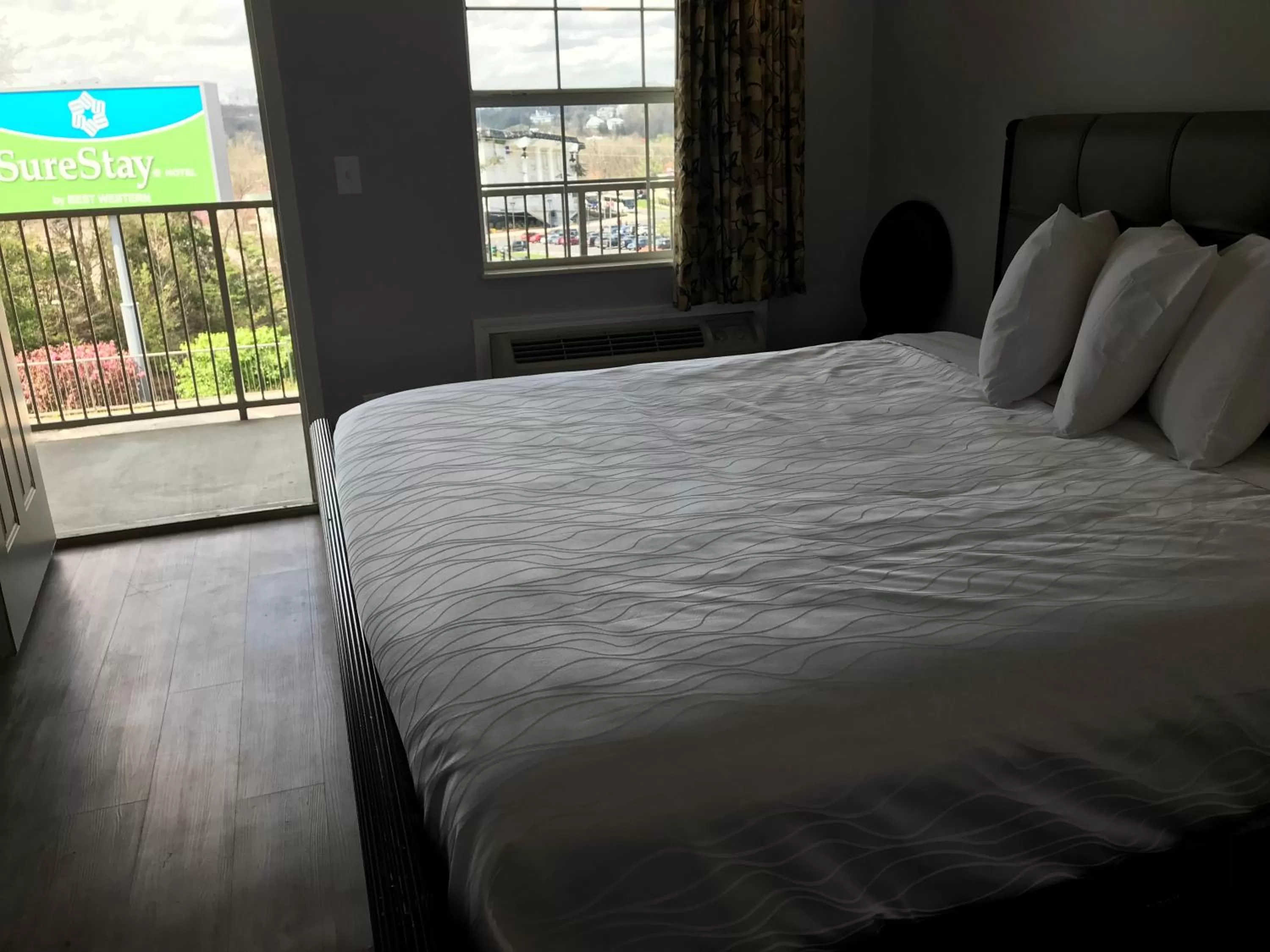 Bed in Apple Valley Inn Pigeon Forge