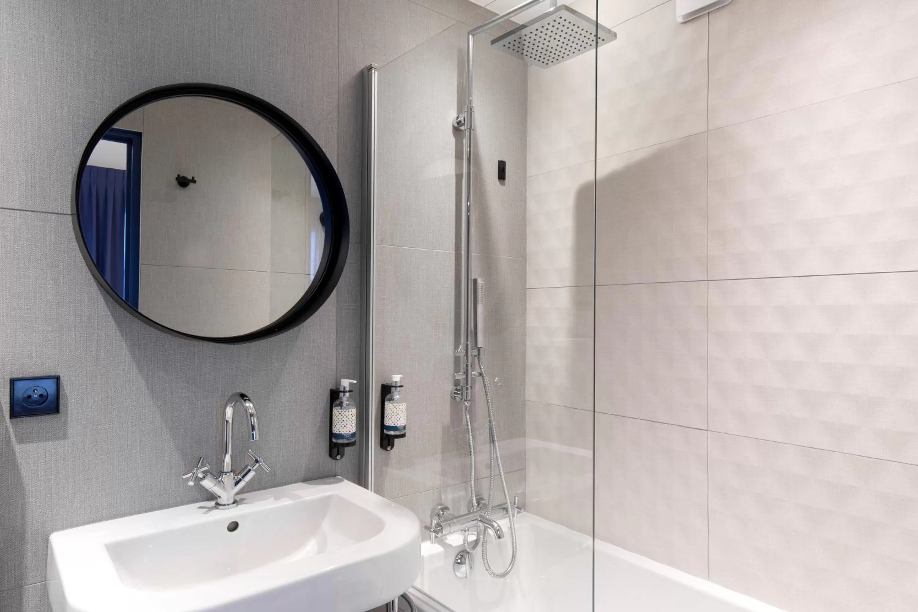 Shower in Hôtel Montmorency & Spa