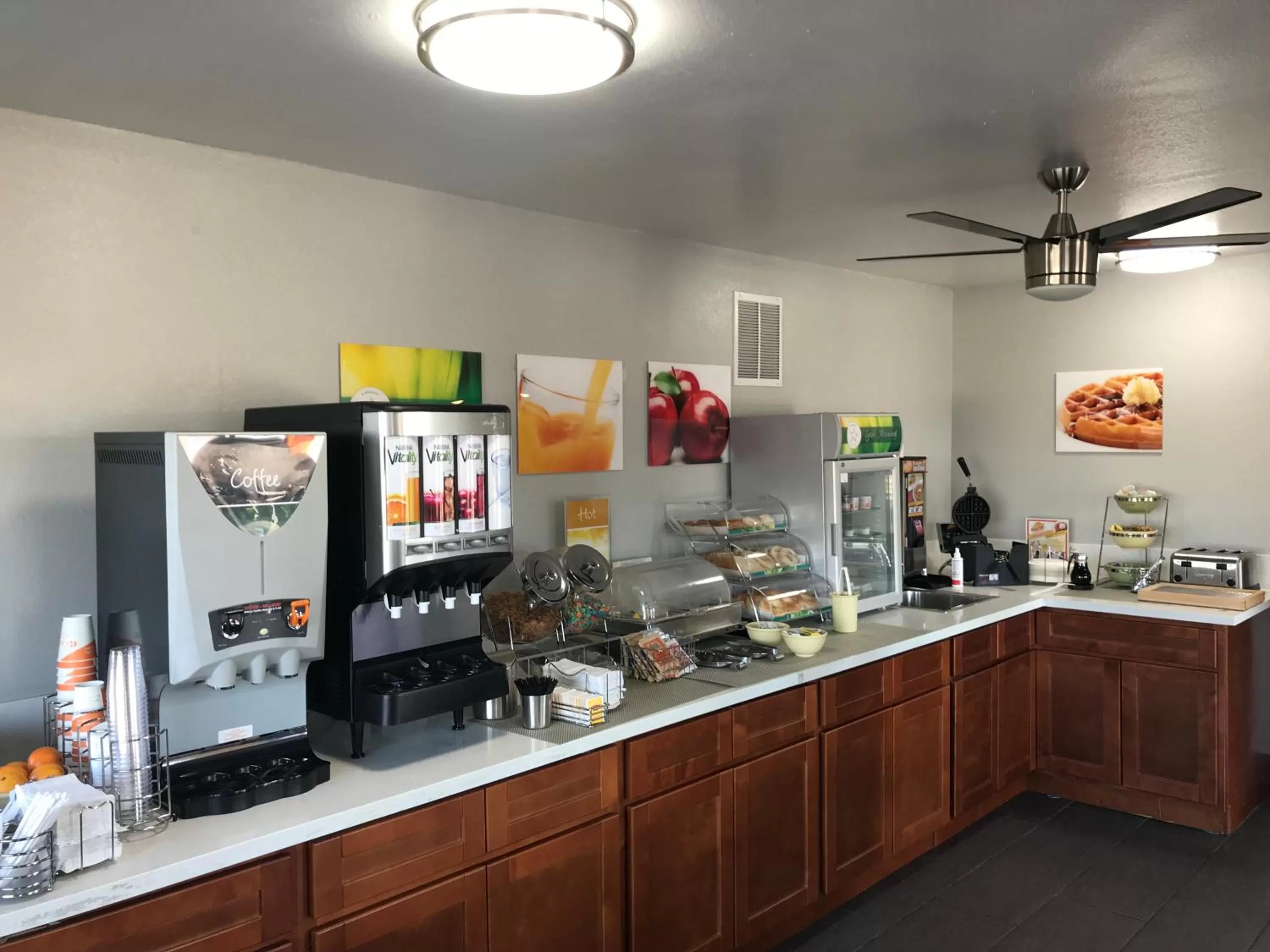 Coffee/tea facilities in Quality Inn & Suites near Downtown Mesa