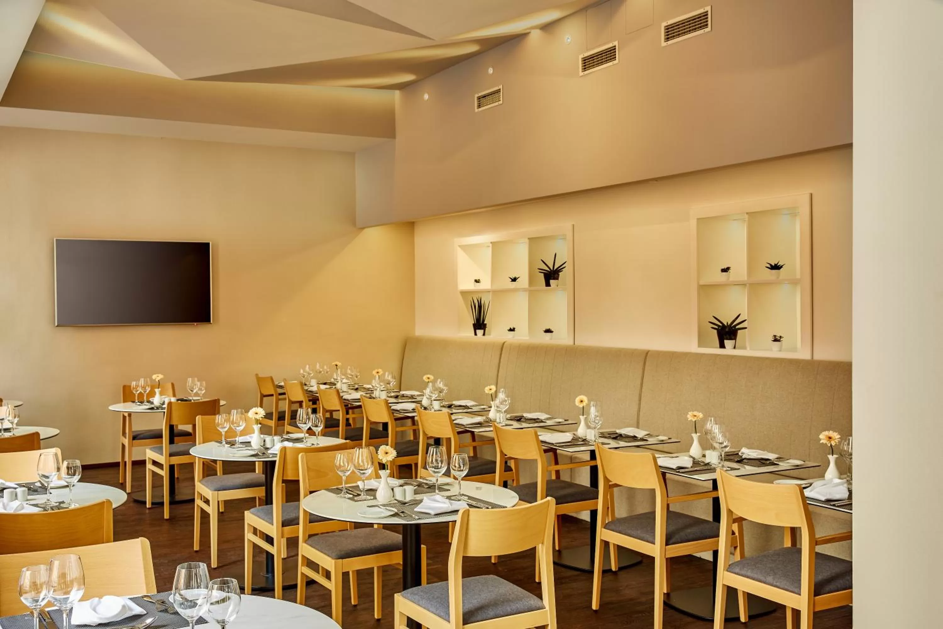 Restaurant/places to eat in H+ Hotel Wien