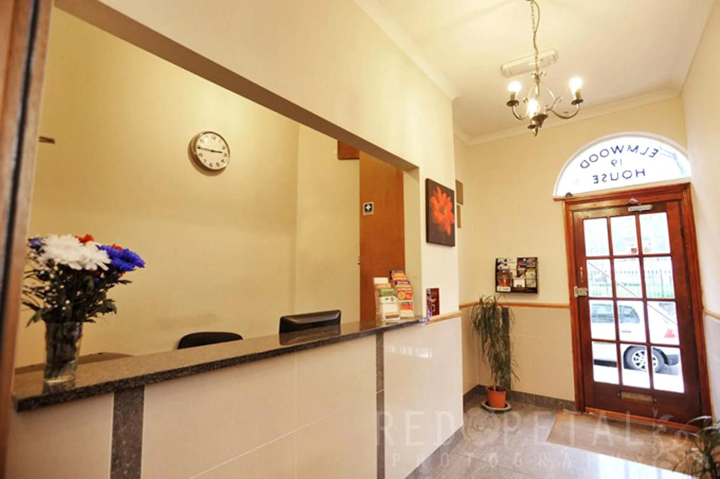 Lobby or reception in Elmwood Hotel