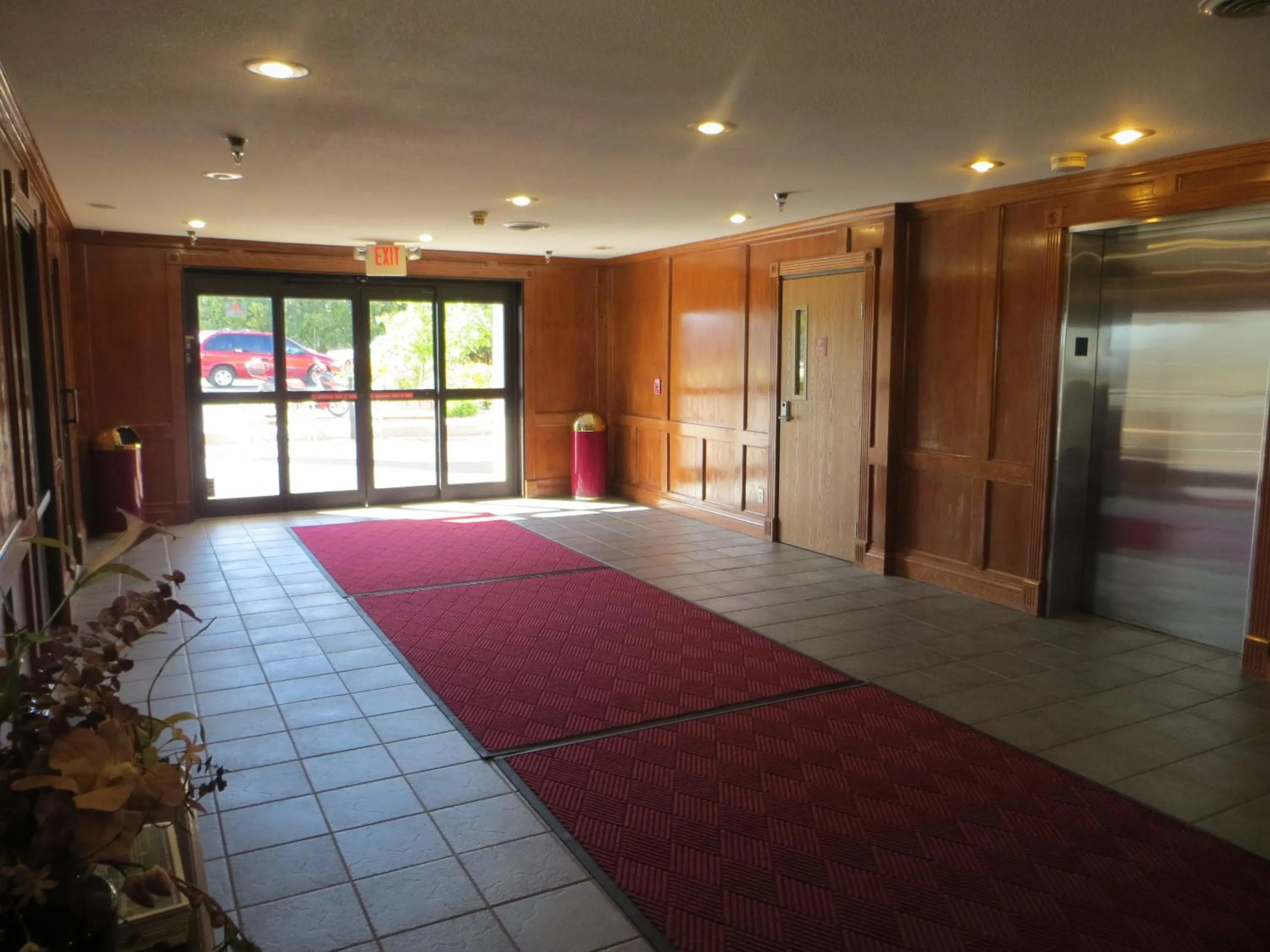 Facade/entrance in Bayside Hotel of Mackinac