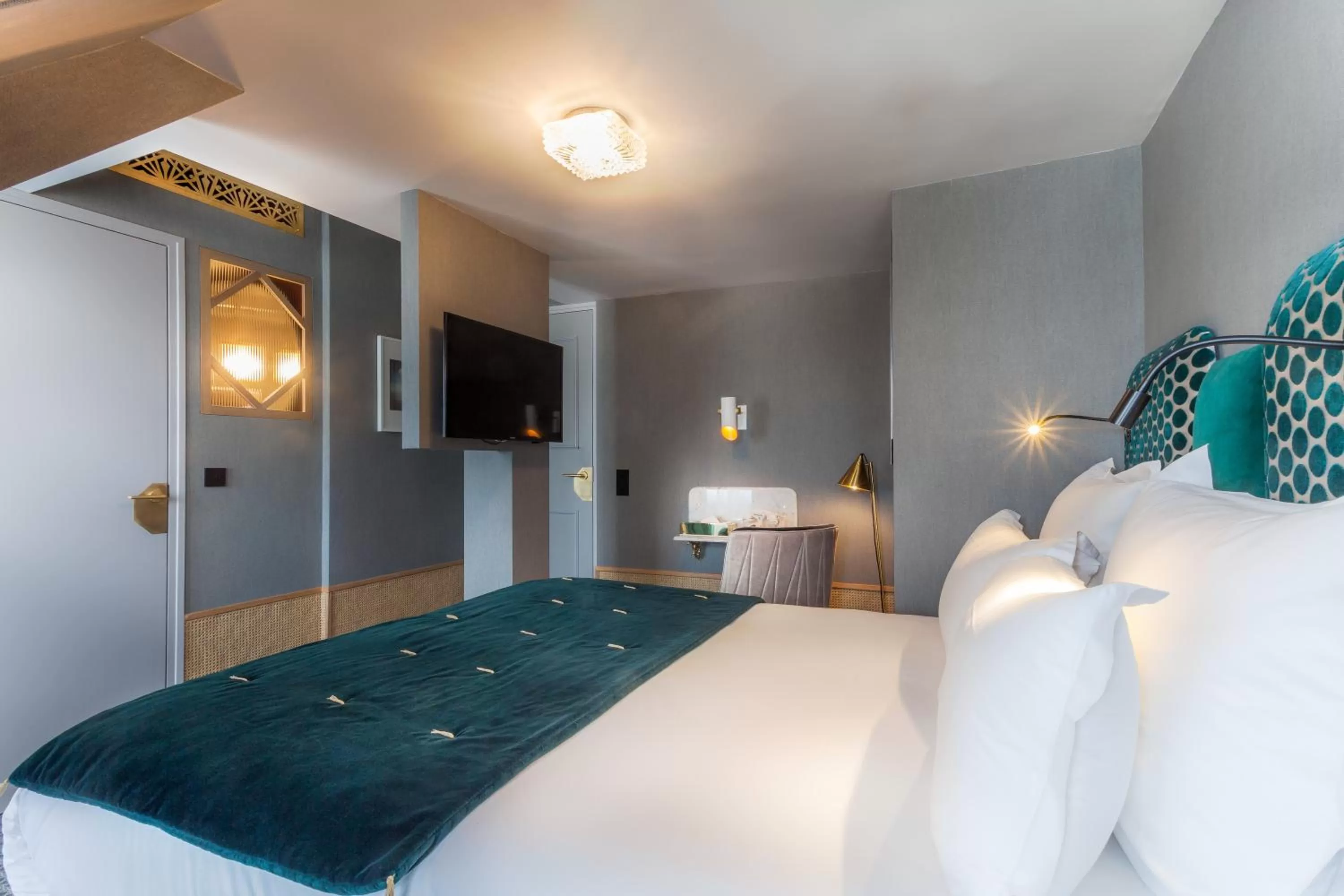 Bedroom, Bed in Handsome Hotel