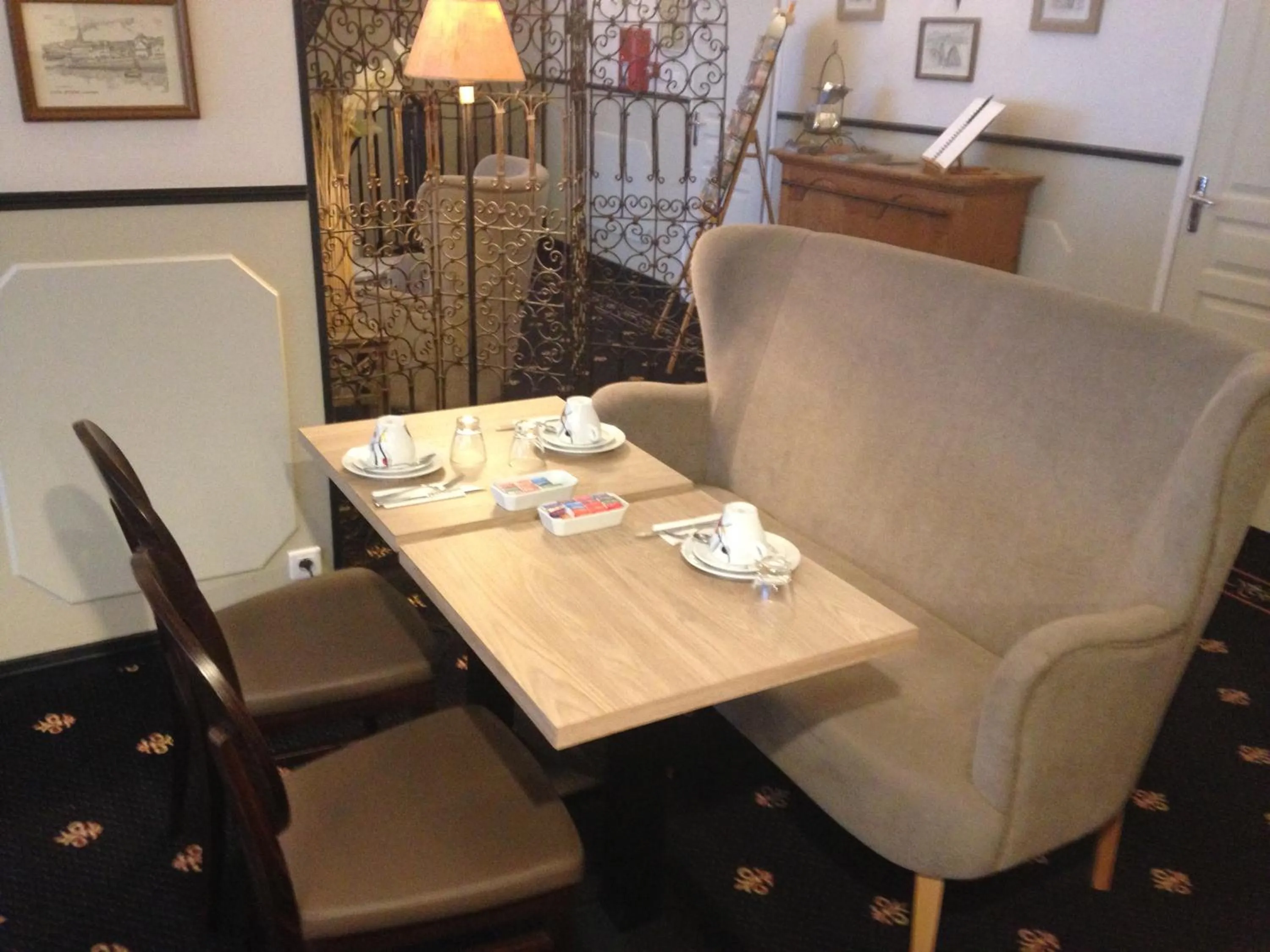 Food and drinks in Hotel de France