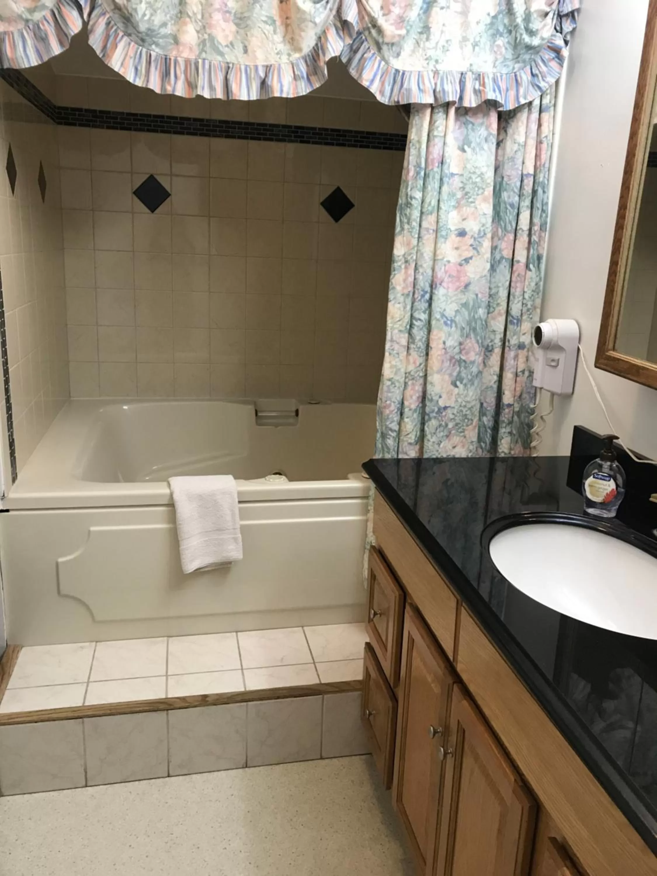 Shower in 7 Gables Inn & Suites