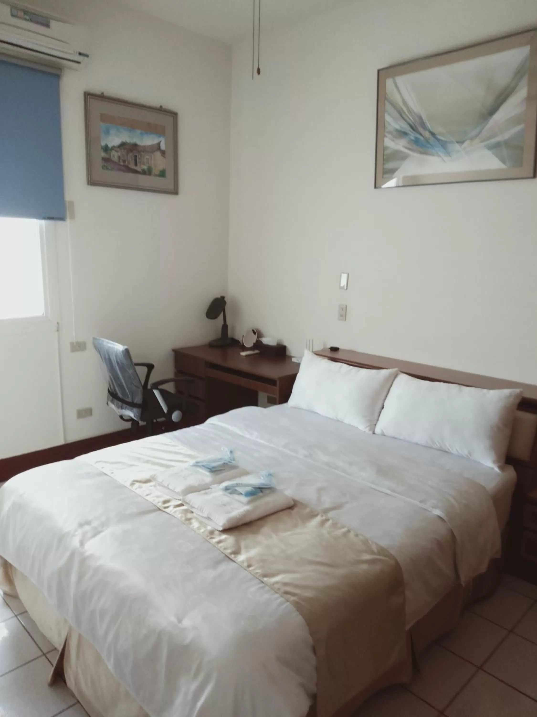 Photo of the whole room, Bed in Frank B&B