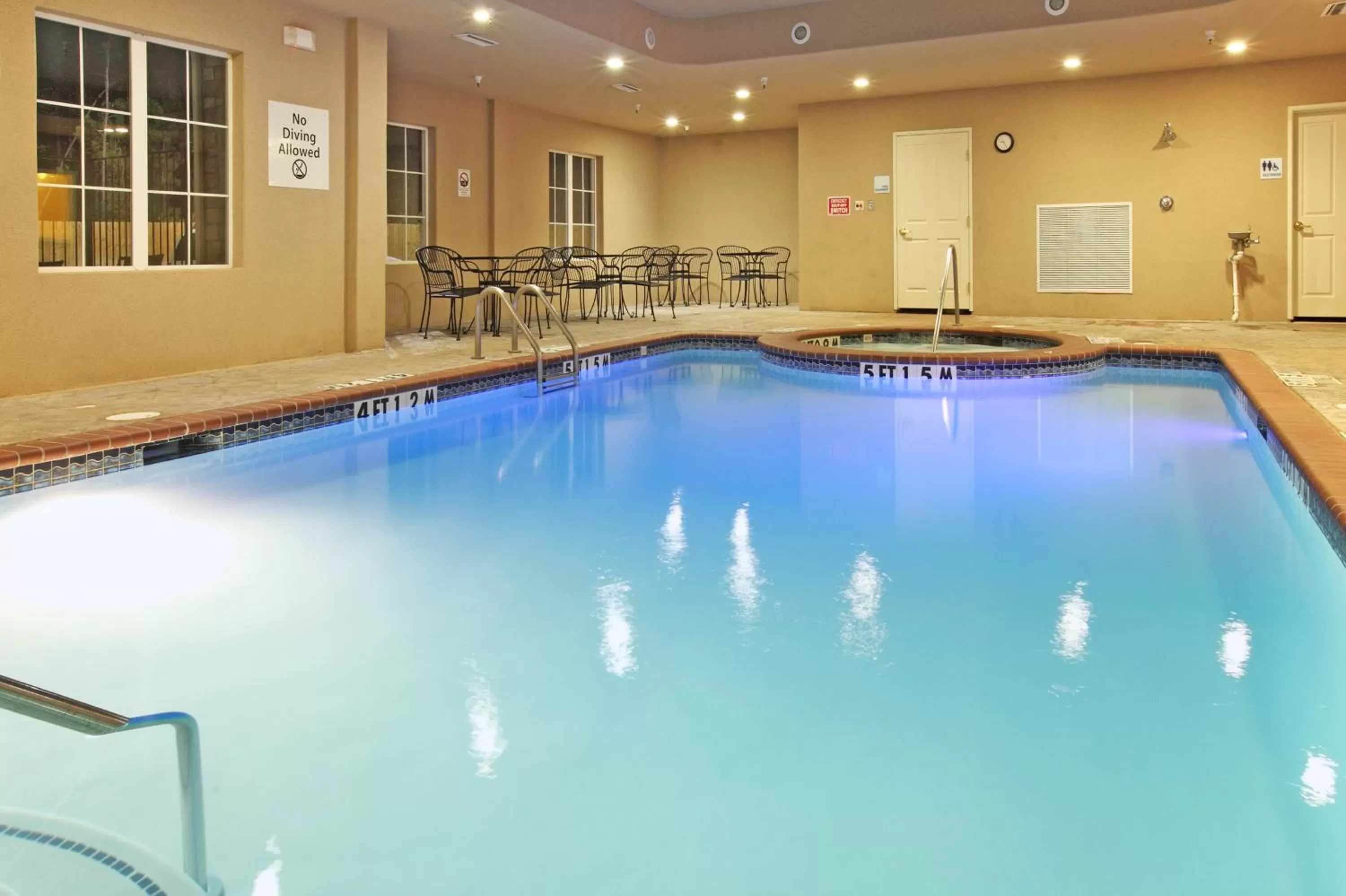 Swimming pool in Holiday Inn Express Hotel & Suites Kilgore North by IHG