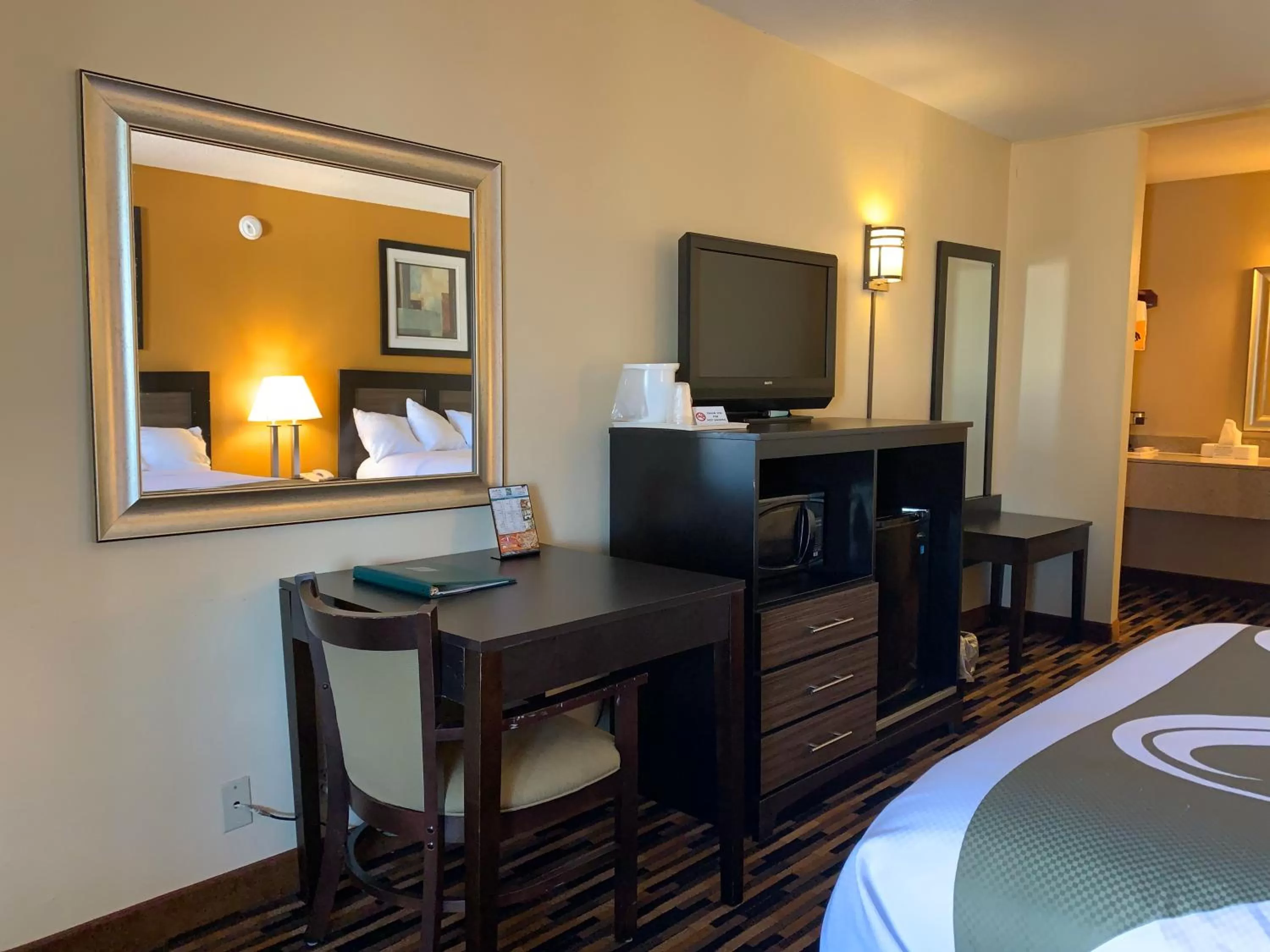 Bed in Quality Inn University Area