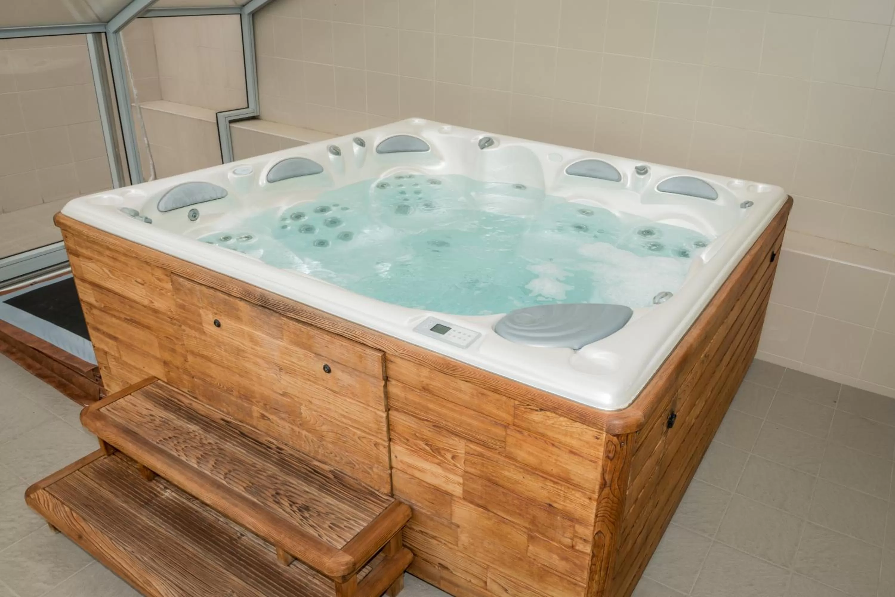 Hot Tub in Relax Hotel Stork