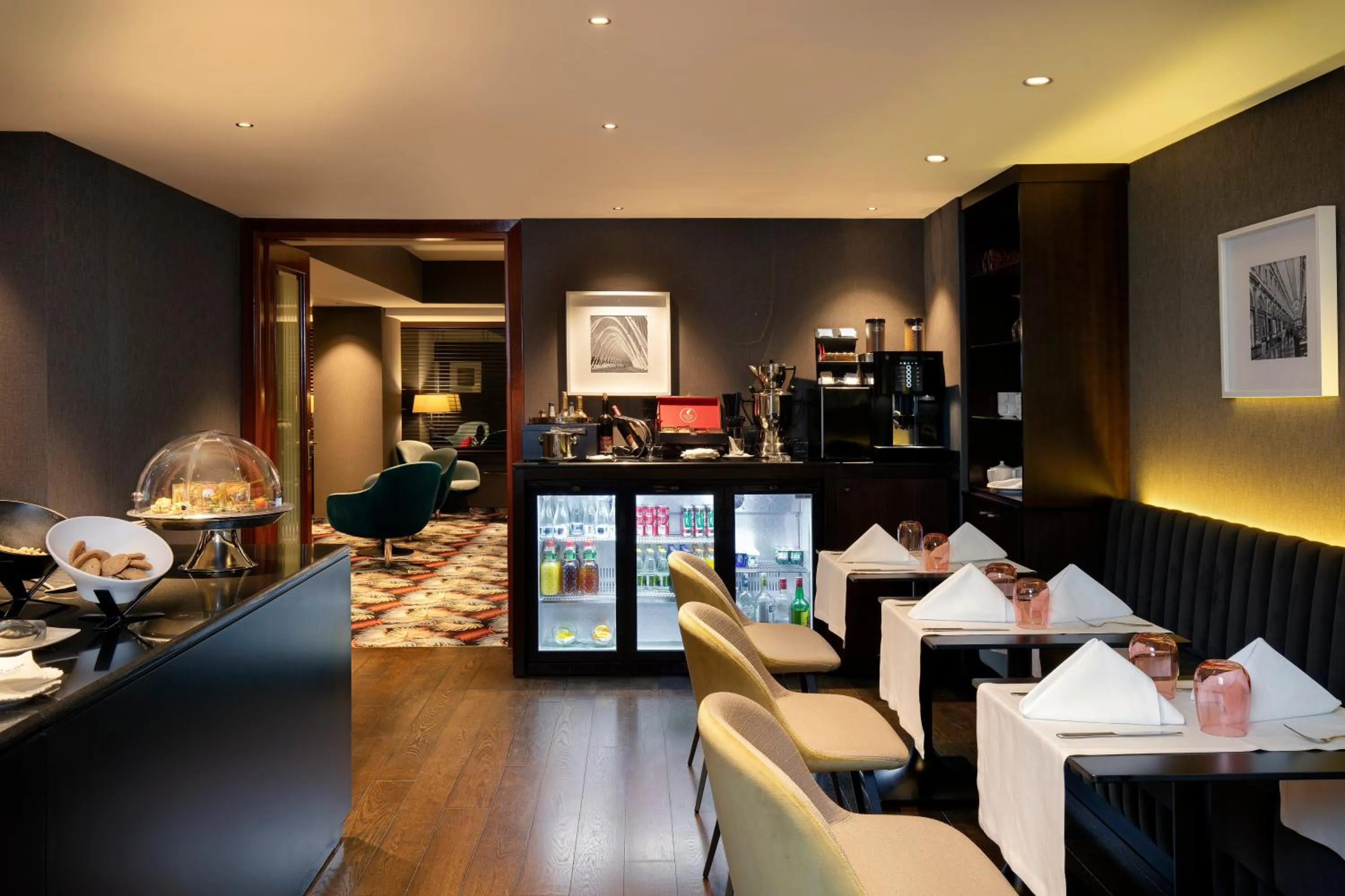 Lounge or bar in Crowne Plaza Bucharest by IHG