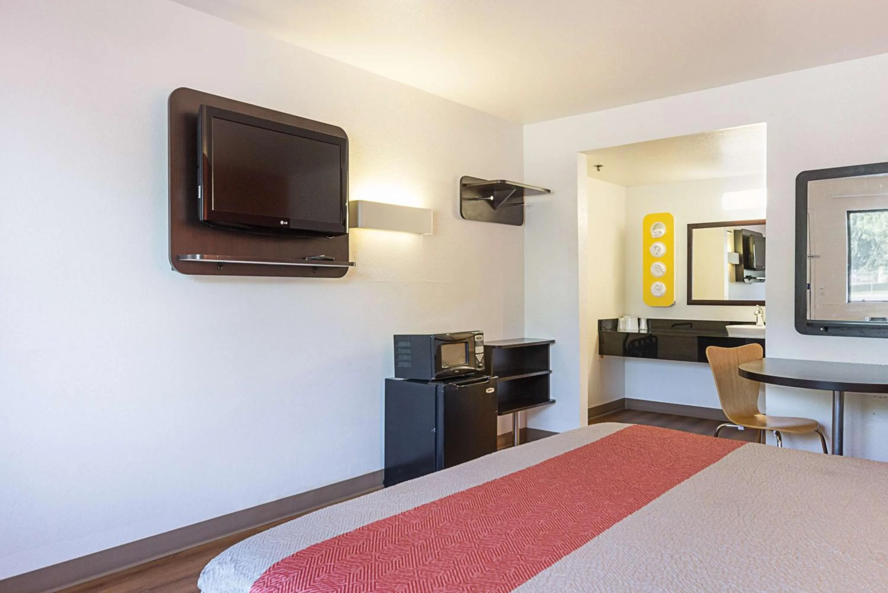 TV and multimedia, Bed in Motel 6-Fresno, CA