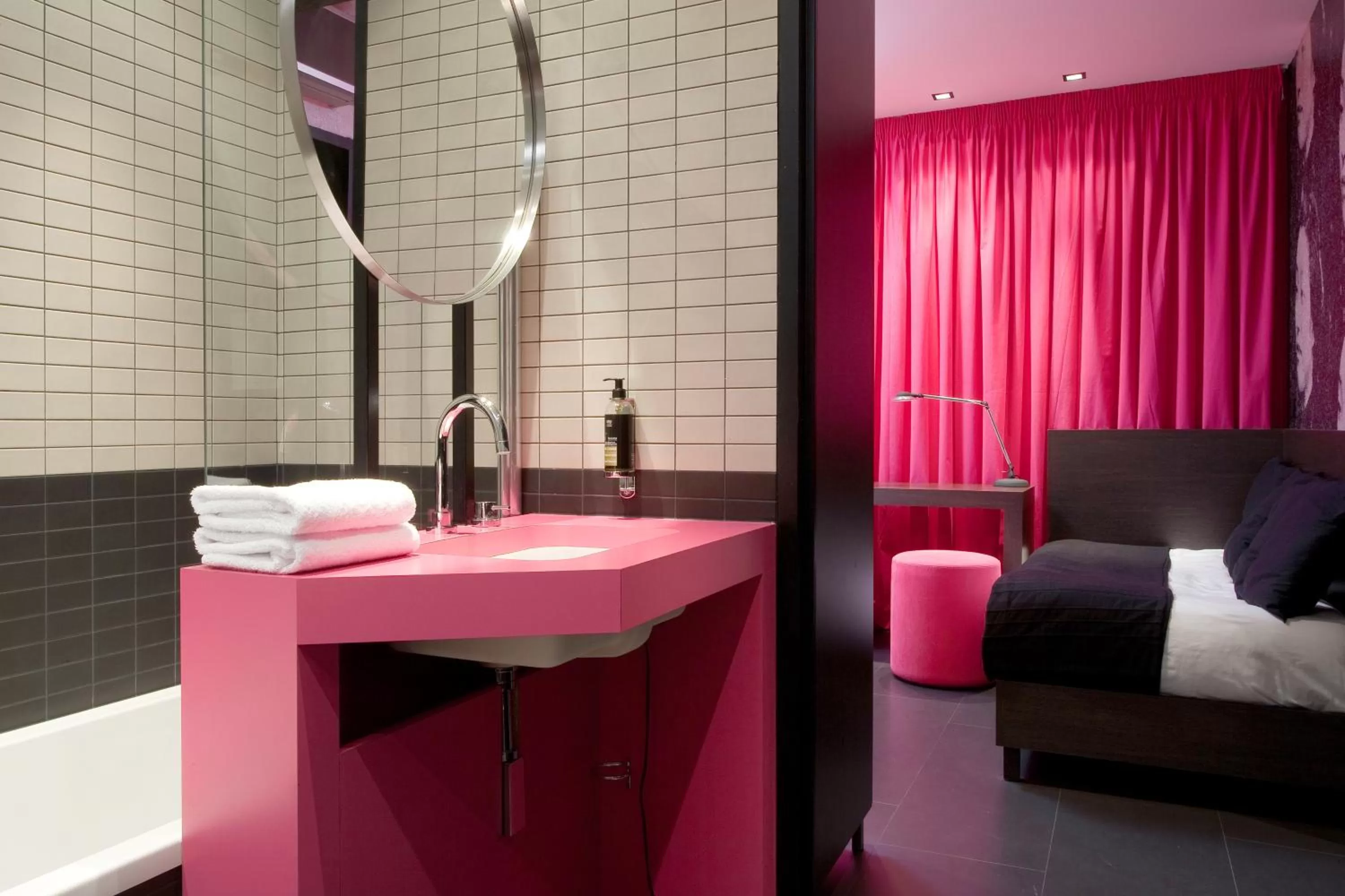 Shower in Hôtel Montmorency & Spa