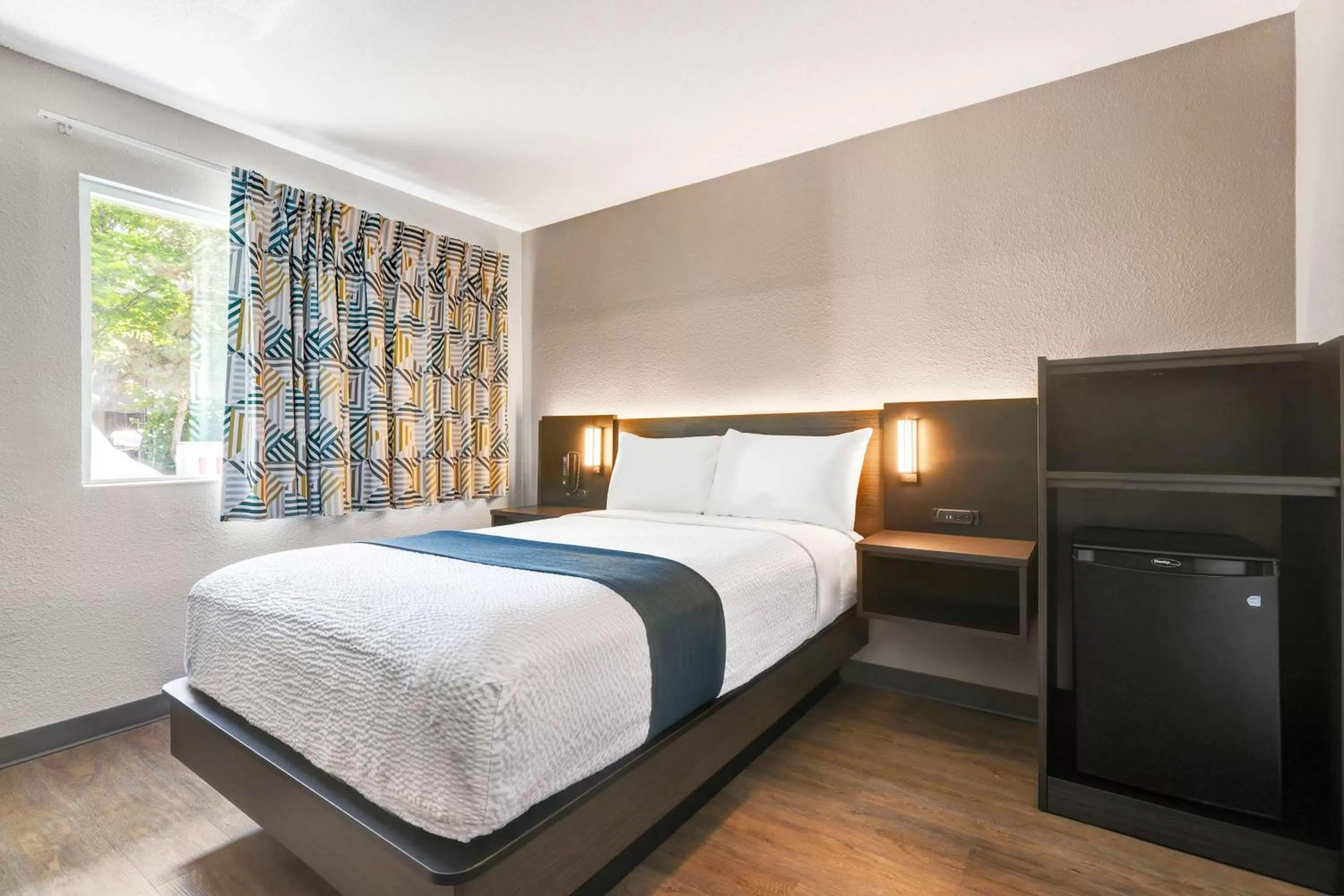 Photo of the whole room, Bed in Motel 6-Issaquah, WA - Seattle - East