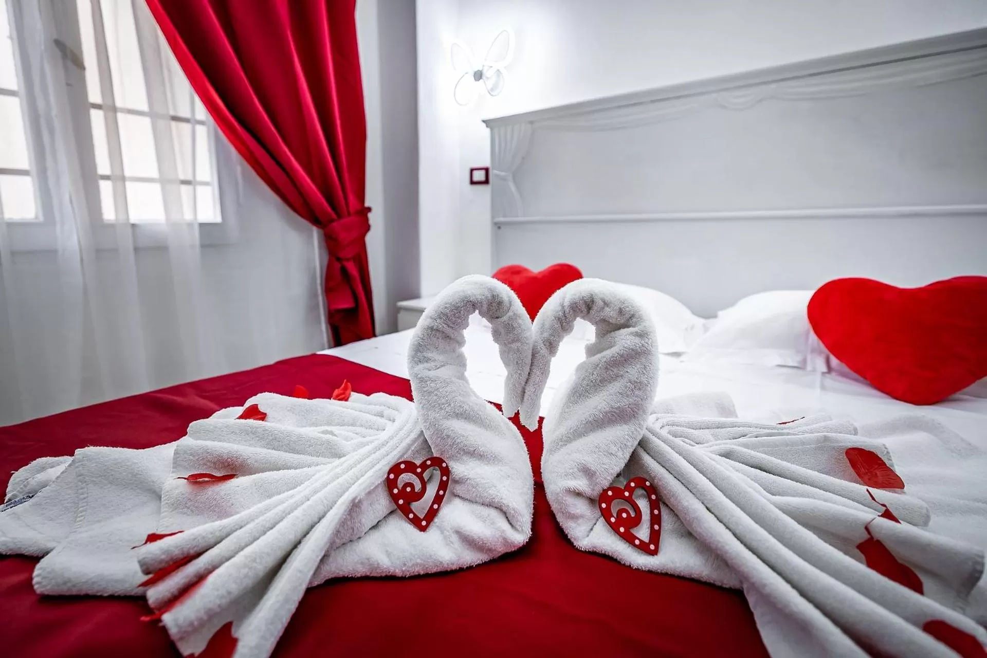 Bedroom, Bed in HOTEL VENETO con accesso ZTL