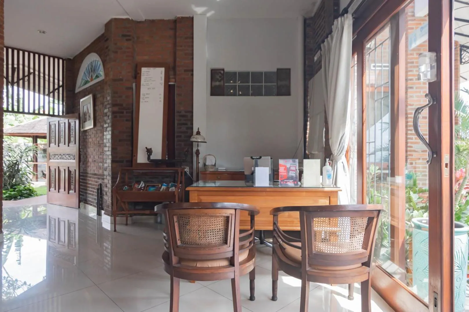 Lobby or reception in RedDoorz Plus near Dago Pakar