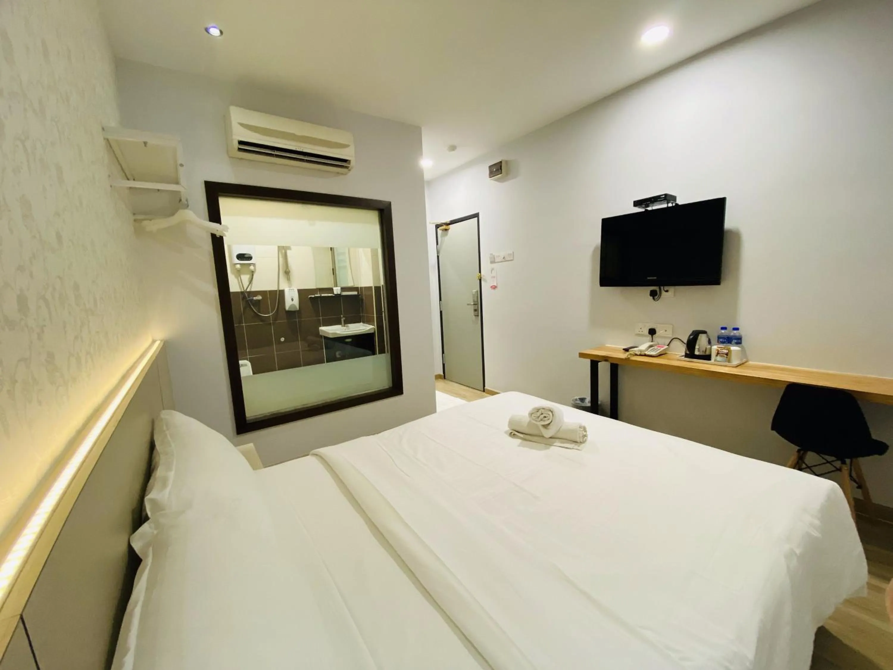 Photo of the whole room, Bed in Hotel U and Me