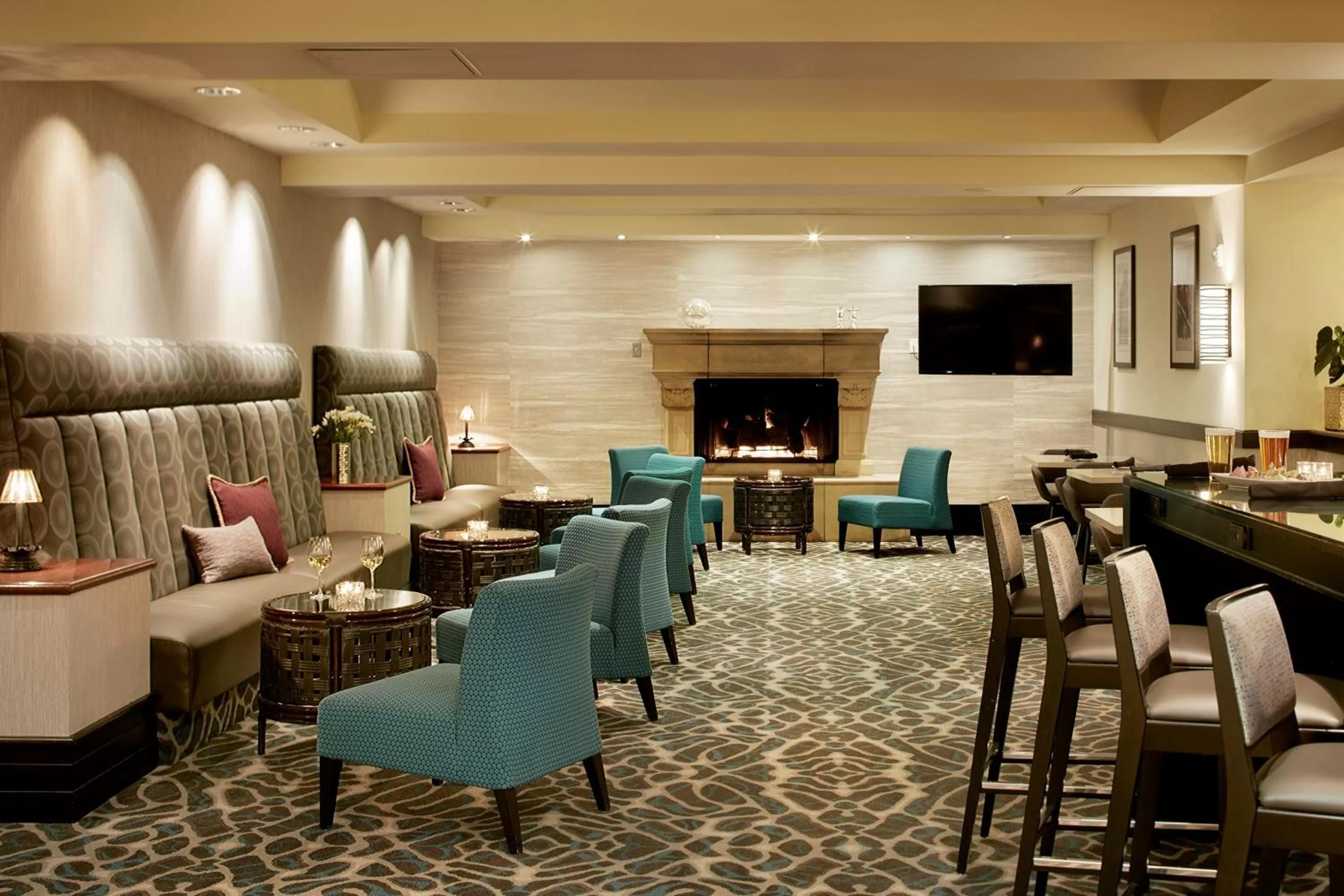 Lounge or bar in Crowne Plaza Cabana Hotel by IHG