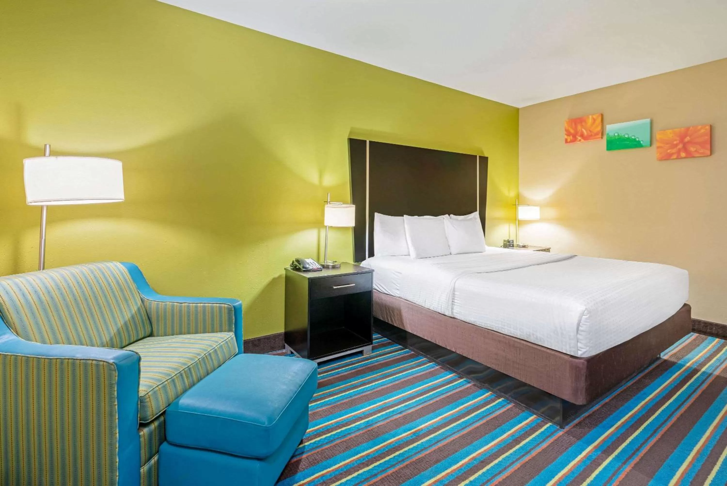 Photo of the whole room, Bed in La Quinta by Wyndham Muskogee