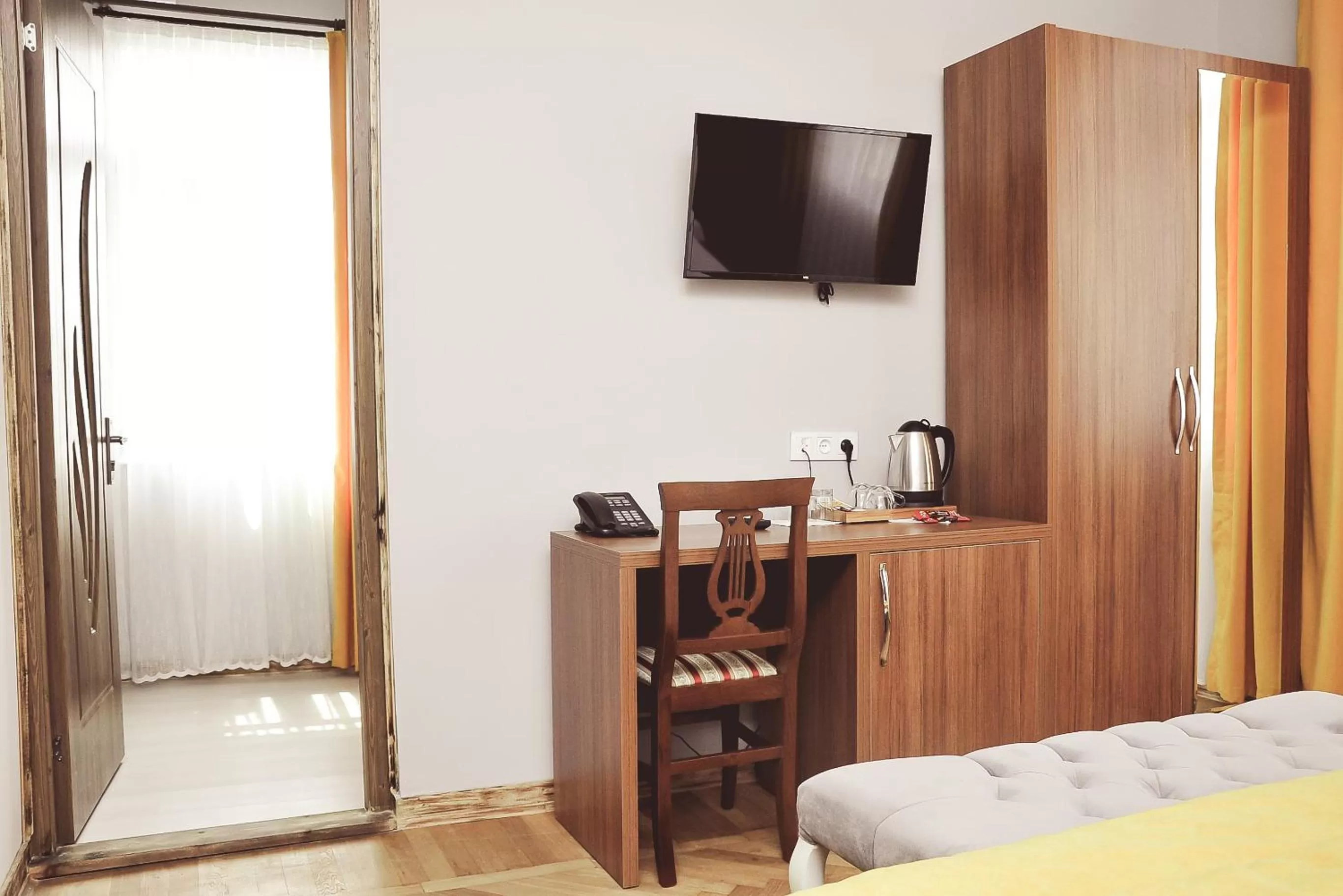 Bedroom, TV/Entertainment Center in Palm Hotel