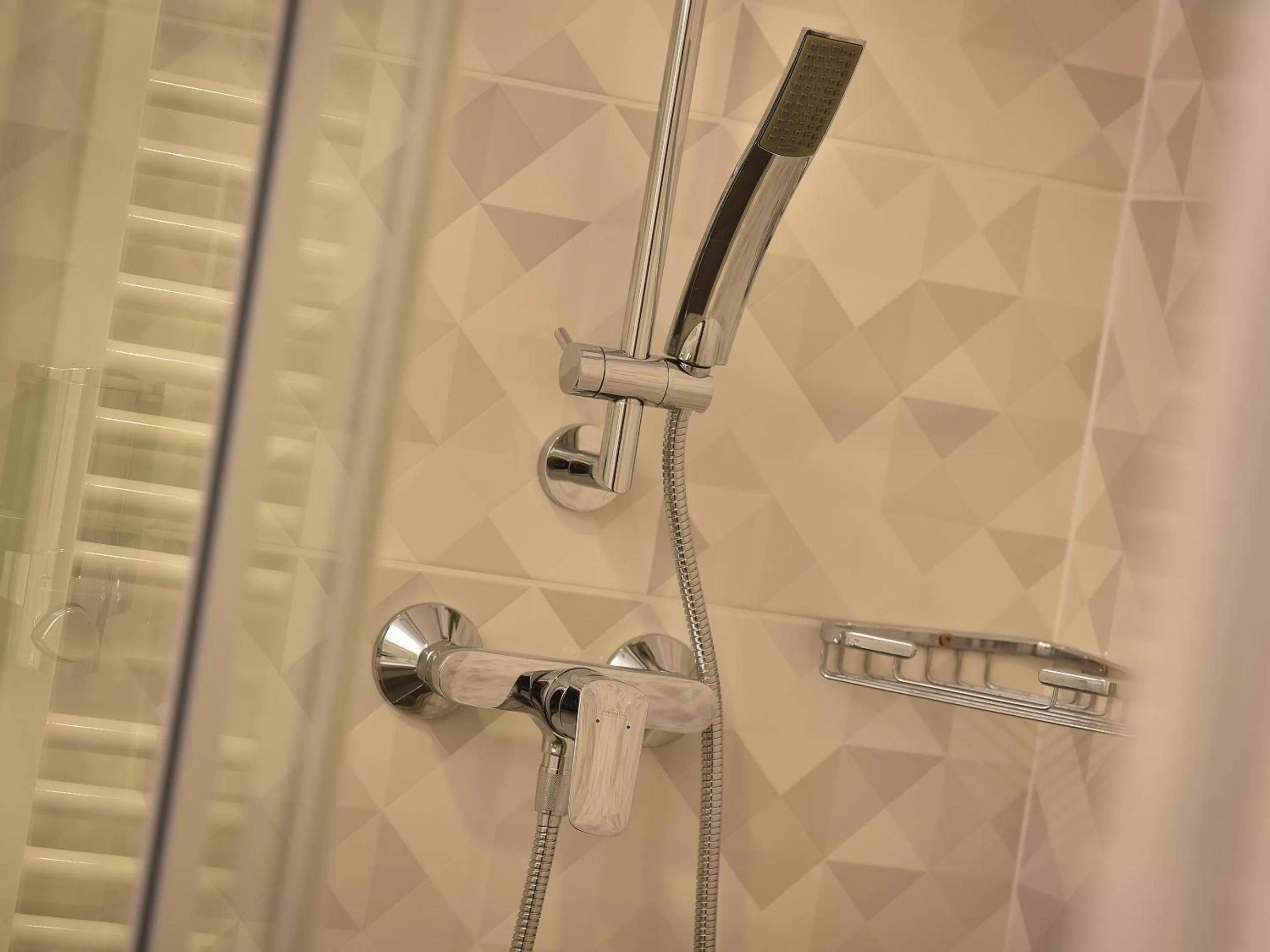 Shower in Ramada Airport Hotel Prague