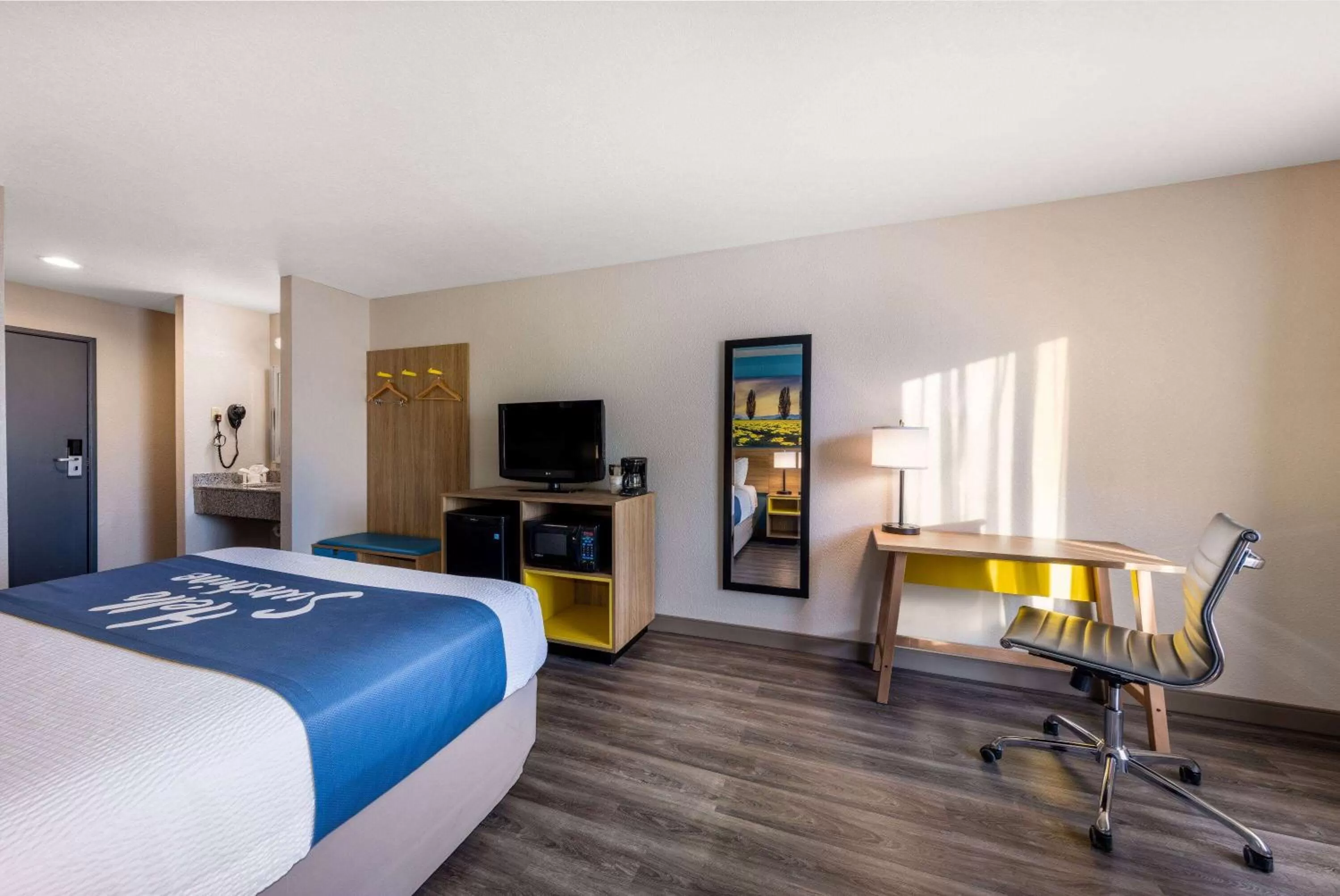 Photo of the whole room, Bed in Days Inn by Wyndham Lathrop