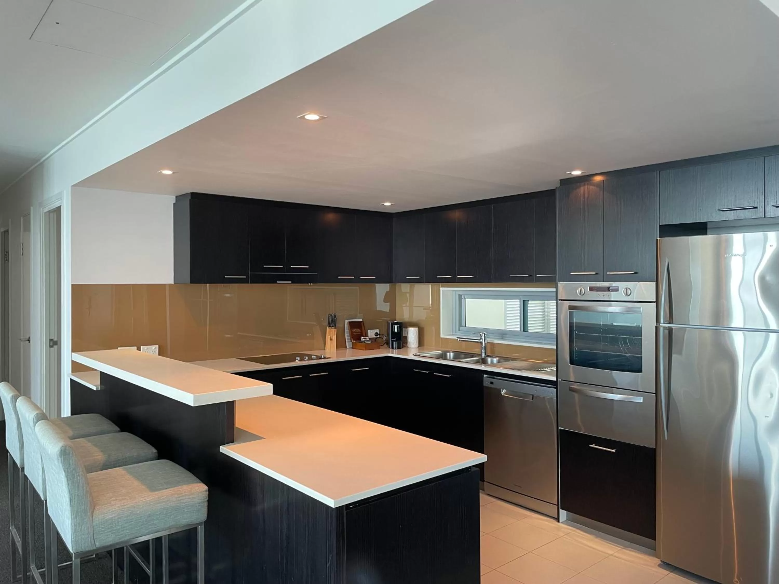Kitchen or kitchenette in Ramada Hotel & Suites by Wyndham Ballina Byron