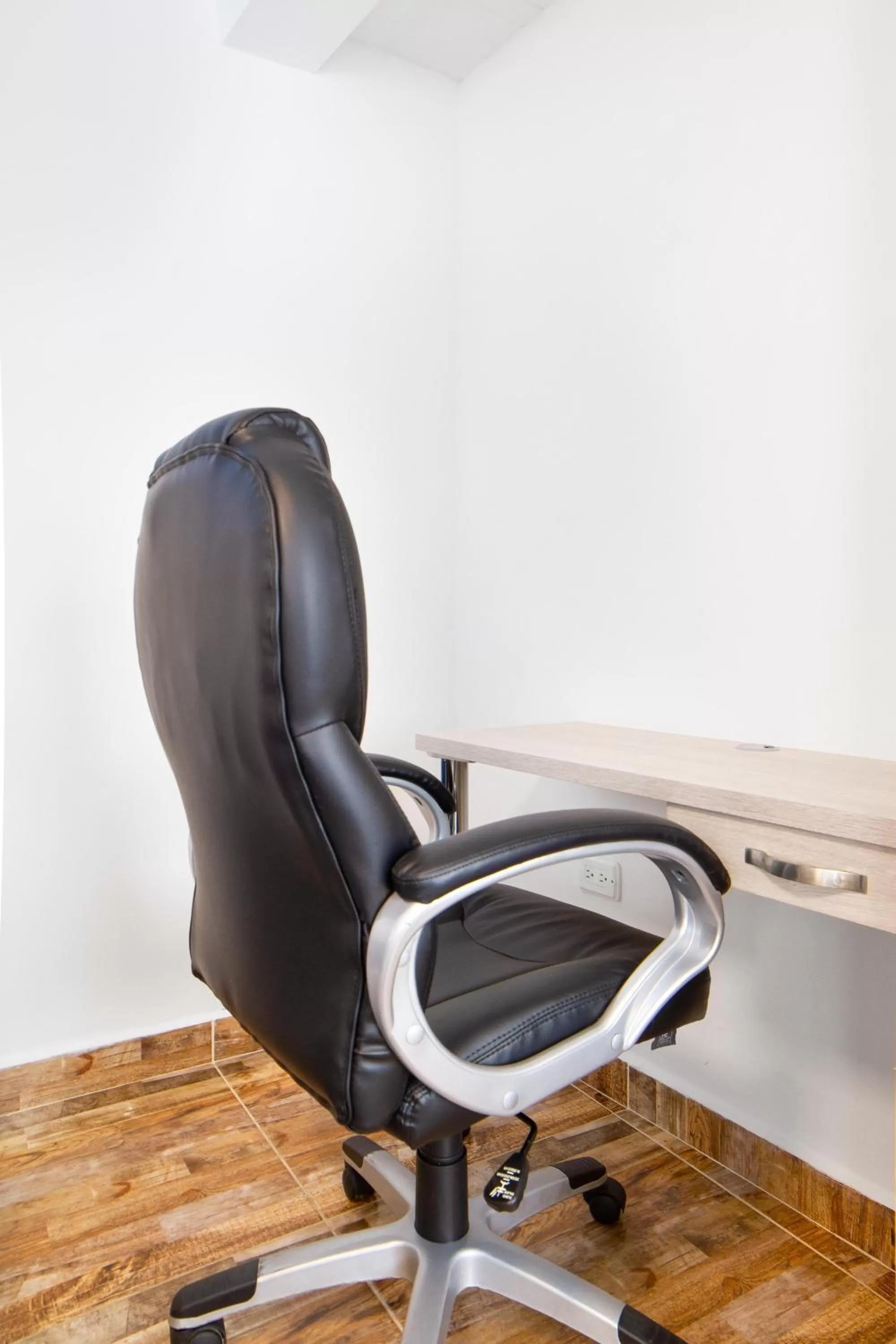 Bedroom, Seating Area in Miracle