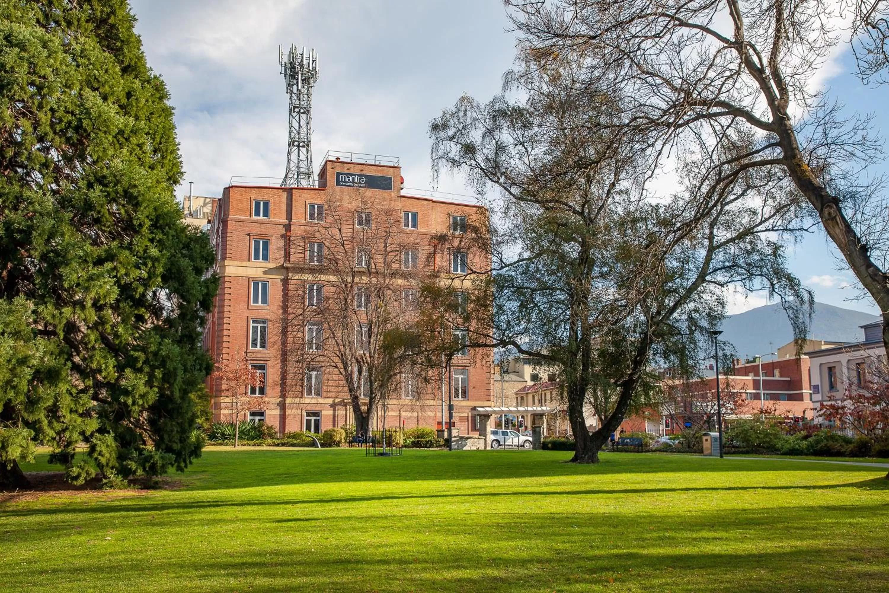 Facade/entrance in Mantra One Sandy Bay Road