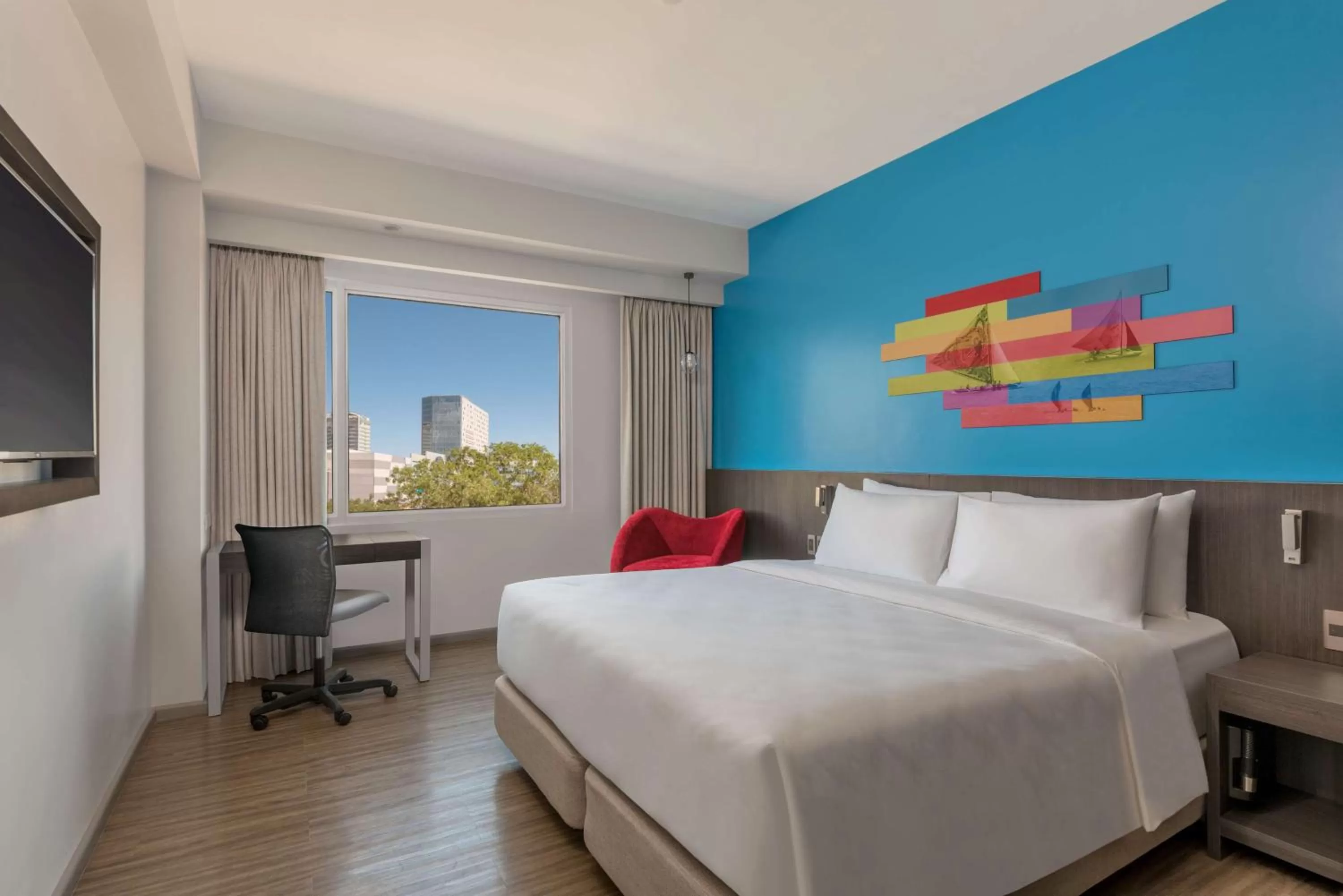 Photo of the whole room, Bed in Park Inn By Radisson Iloilo