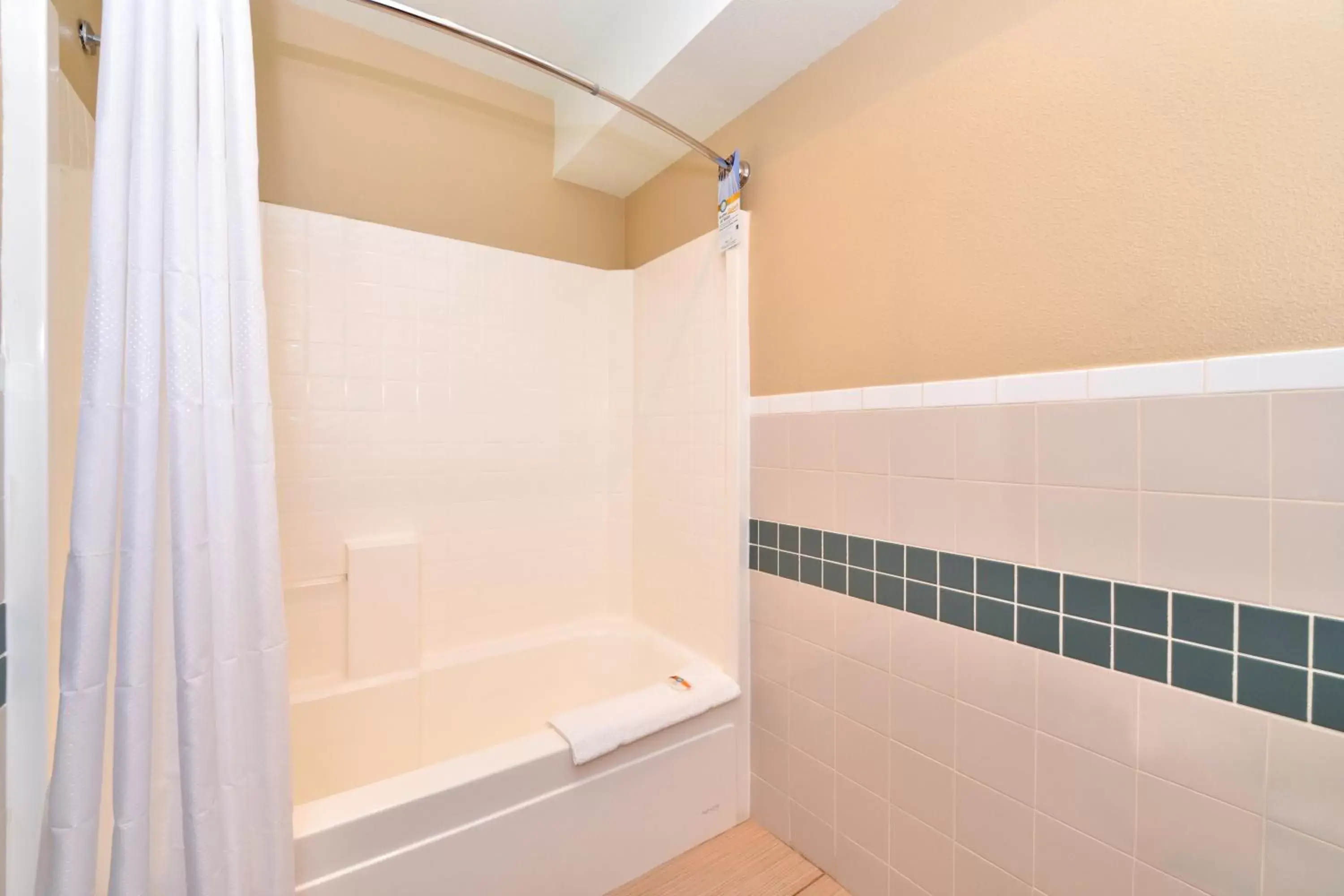 Standard Queen Room in Quality Inn & Suites Tacoma - Seattle Standard Queen Room in Quality Inn & Suites Tacoma - Seattle