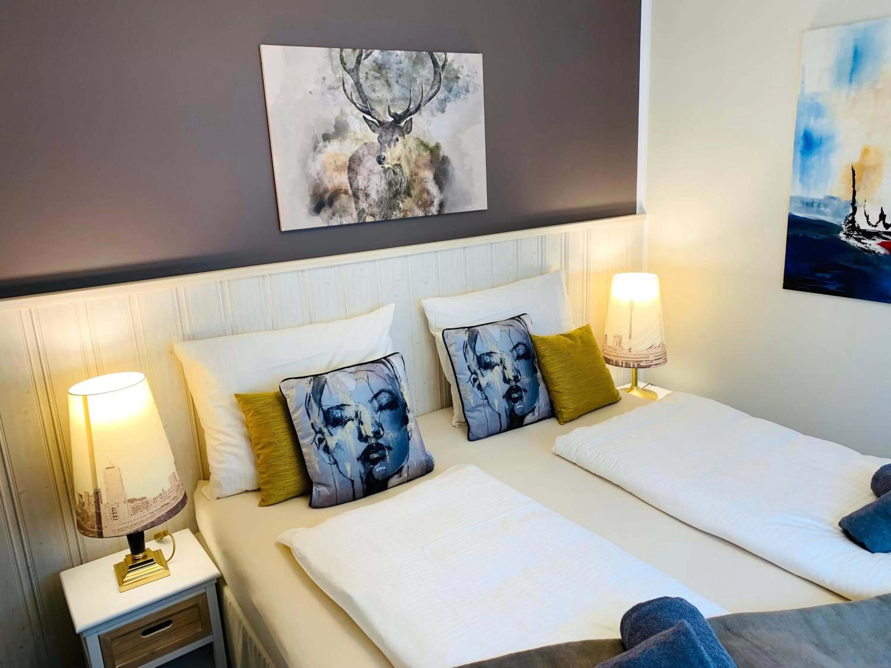 Bed in BESOTEL Mettmann