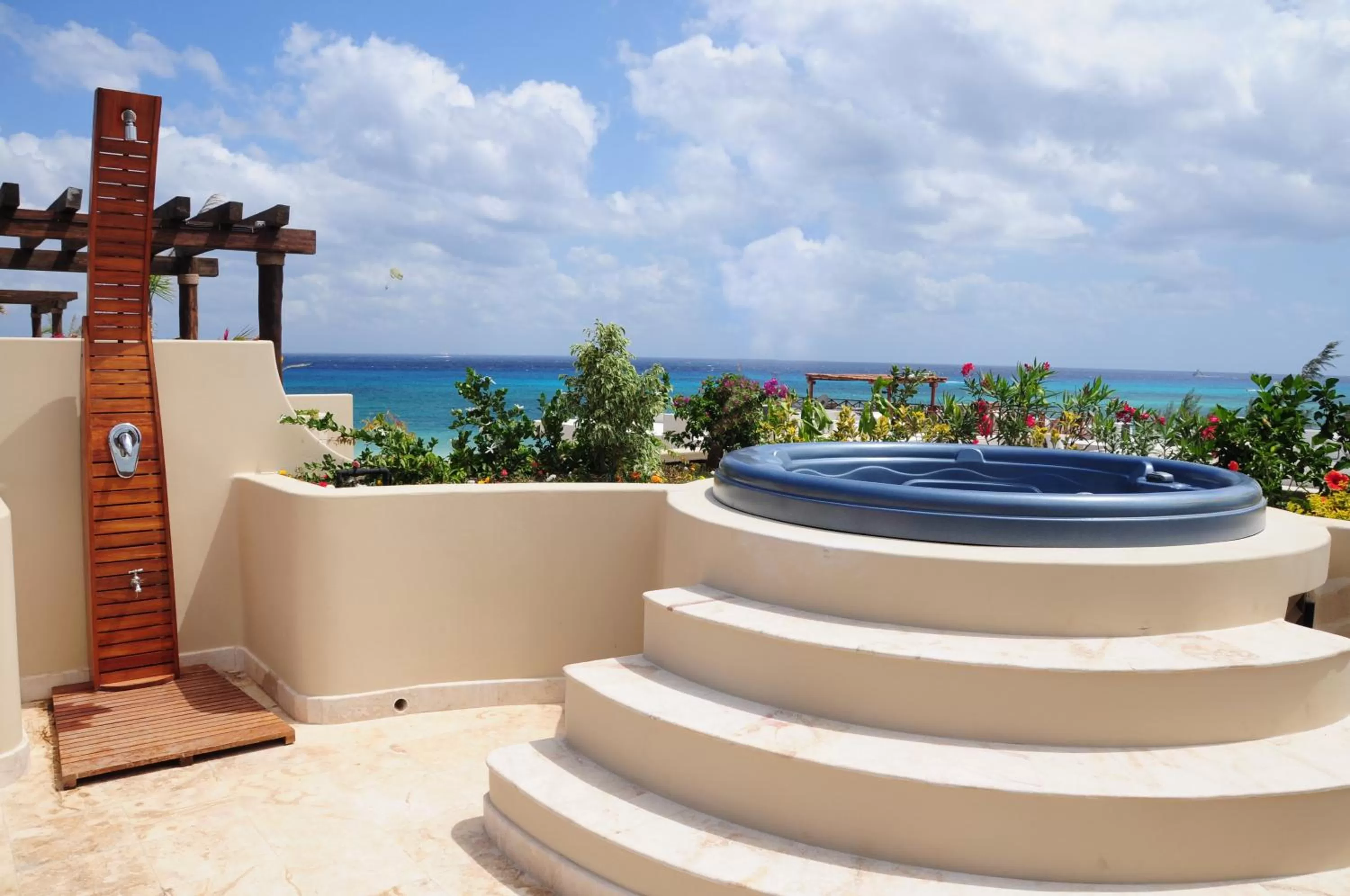Hot Tub in El Taj Oceanfront and Beachside Condo Hotel