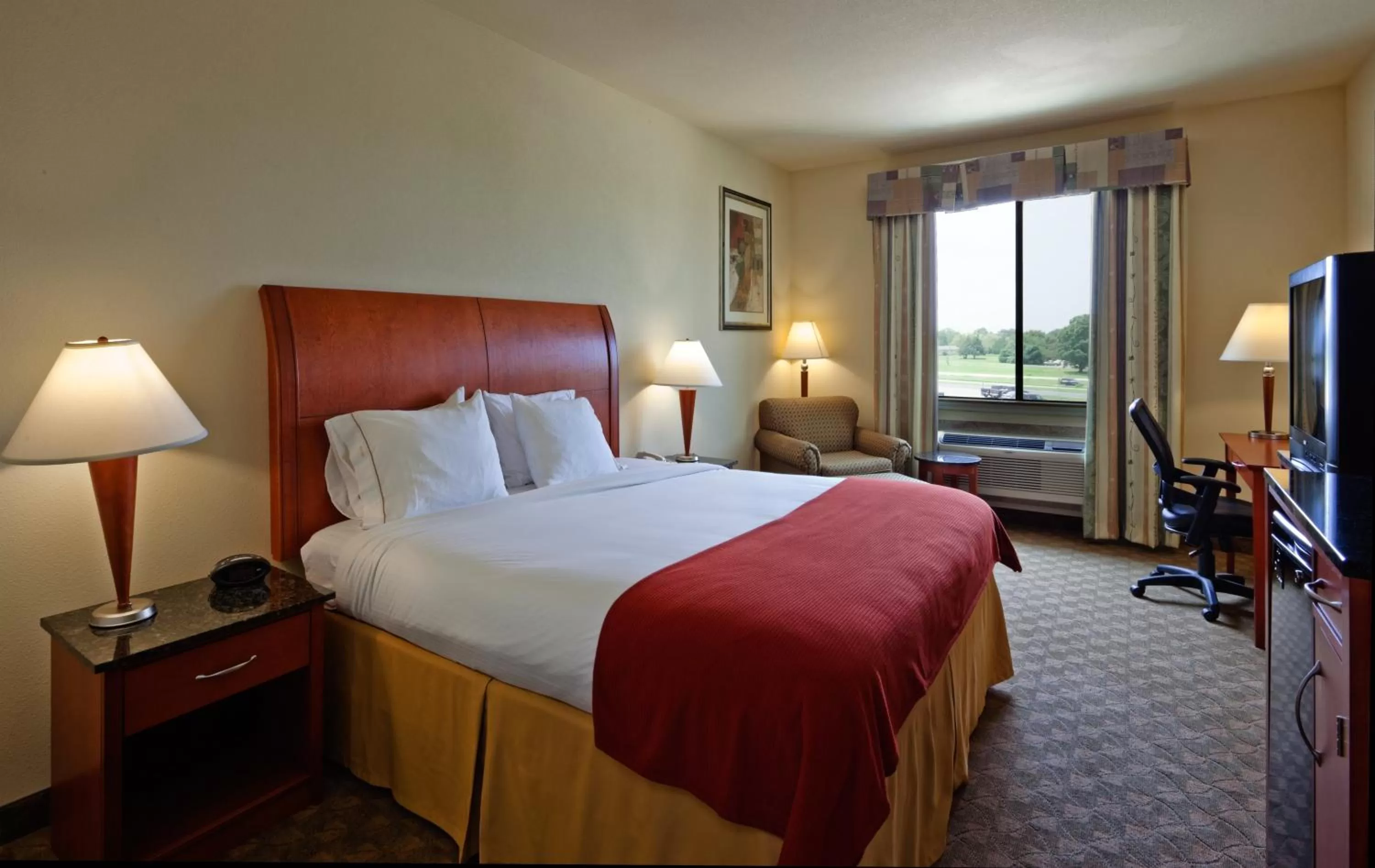 Photo of the whole room, Bed in Holiday Inn Express Hotel and Suites Fairfield-North by IHG