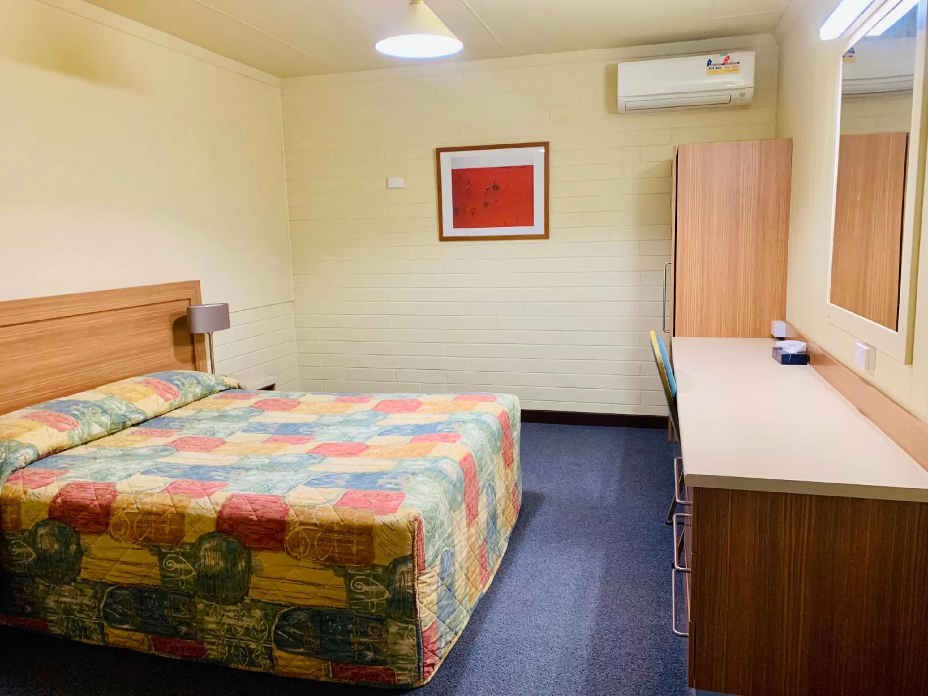 Bed in Opal Inn Hotel, Motel, Caravan Park