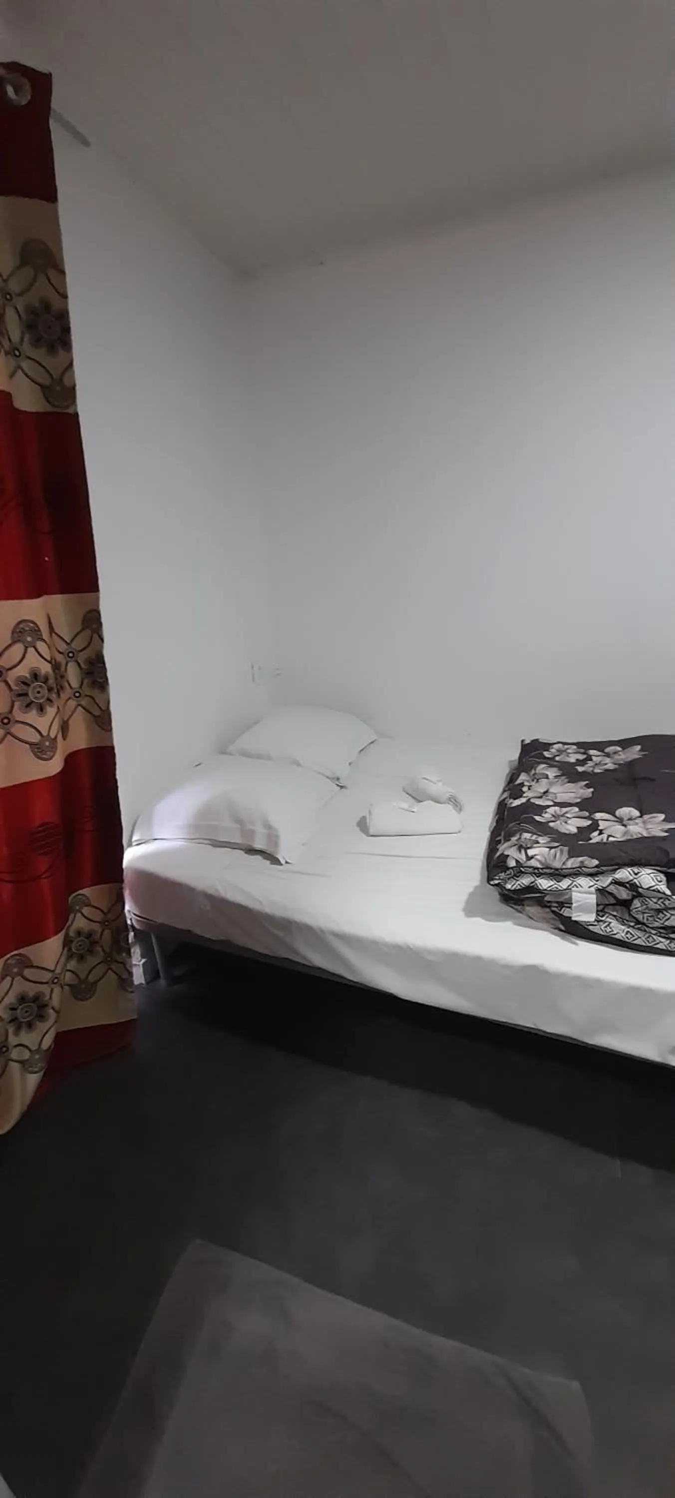 Photo of the whole room, Bed in Hôtel des Andelys