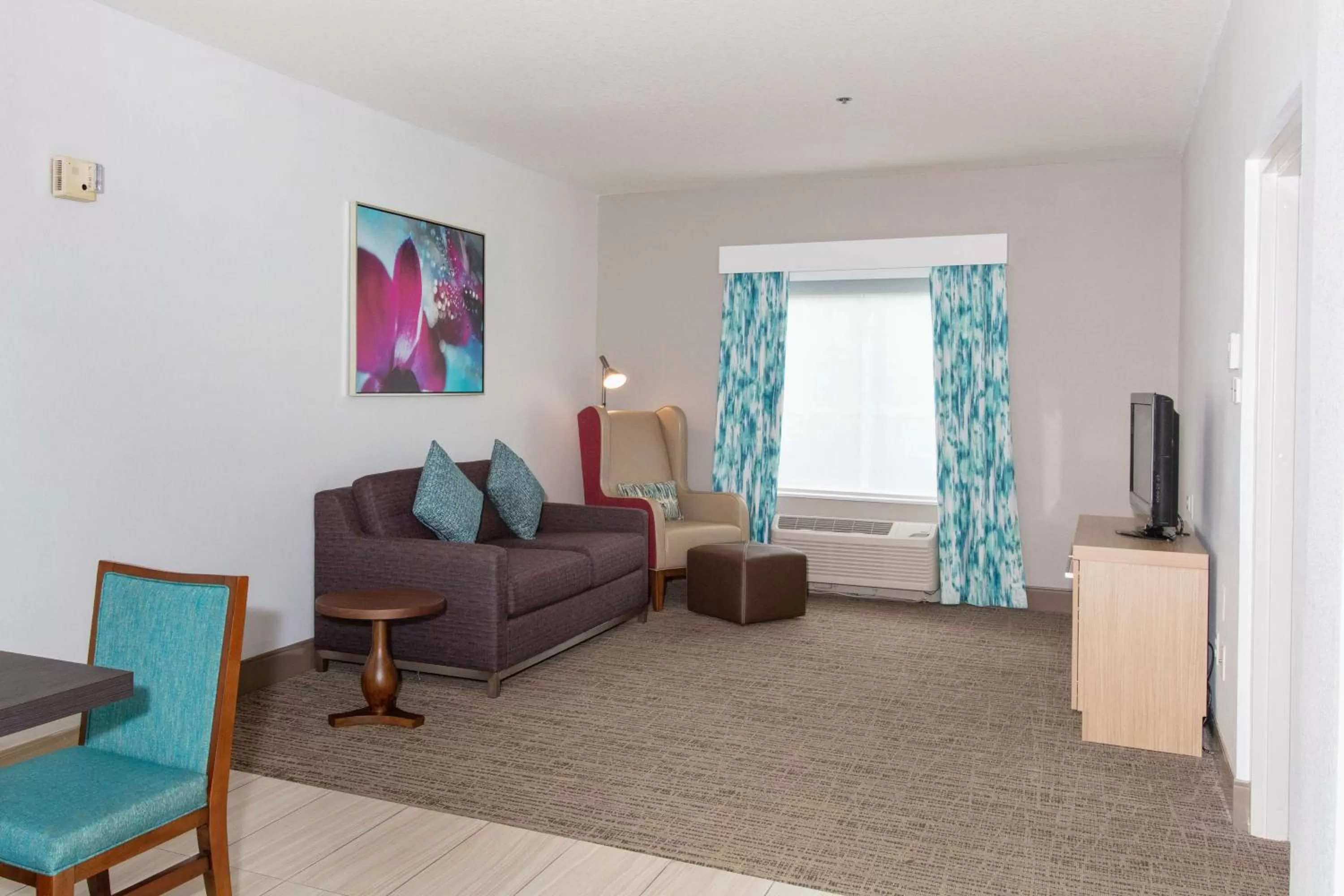 Living room, Bed in Hilton Garden Inn Jacksonville Airport