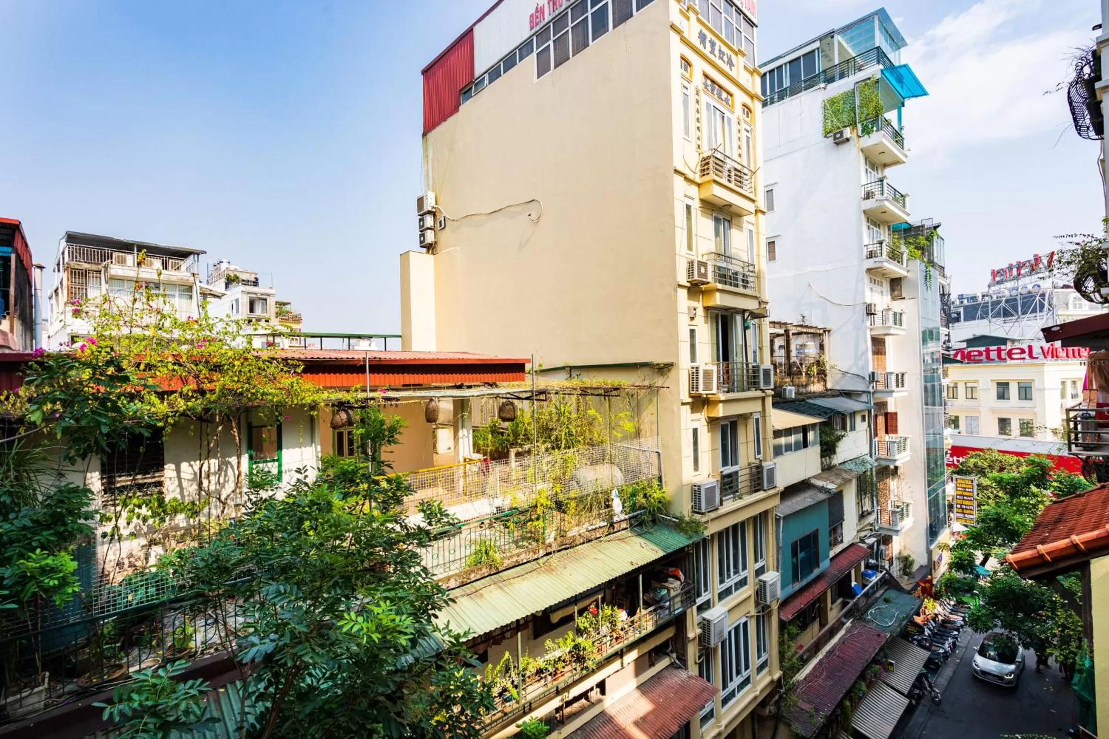 Street view in Artisan Lakeview Hotel