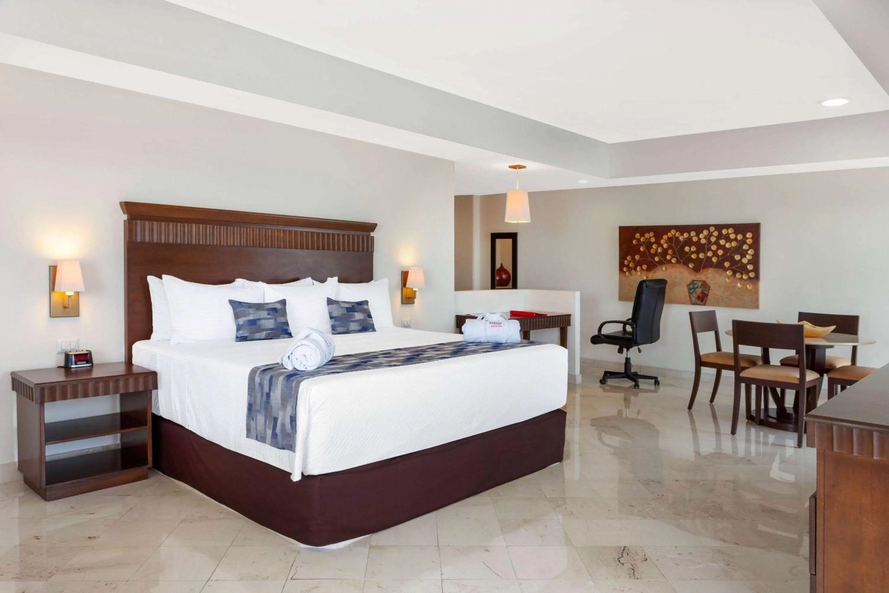 Photo of the whole room, Bed in Ramada Plaza by Wyndham Veracruz Boca del Rio