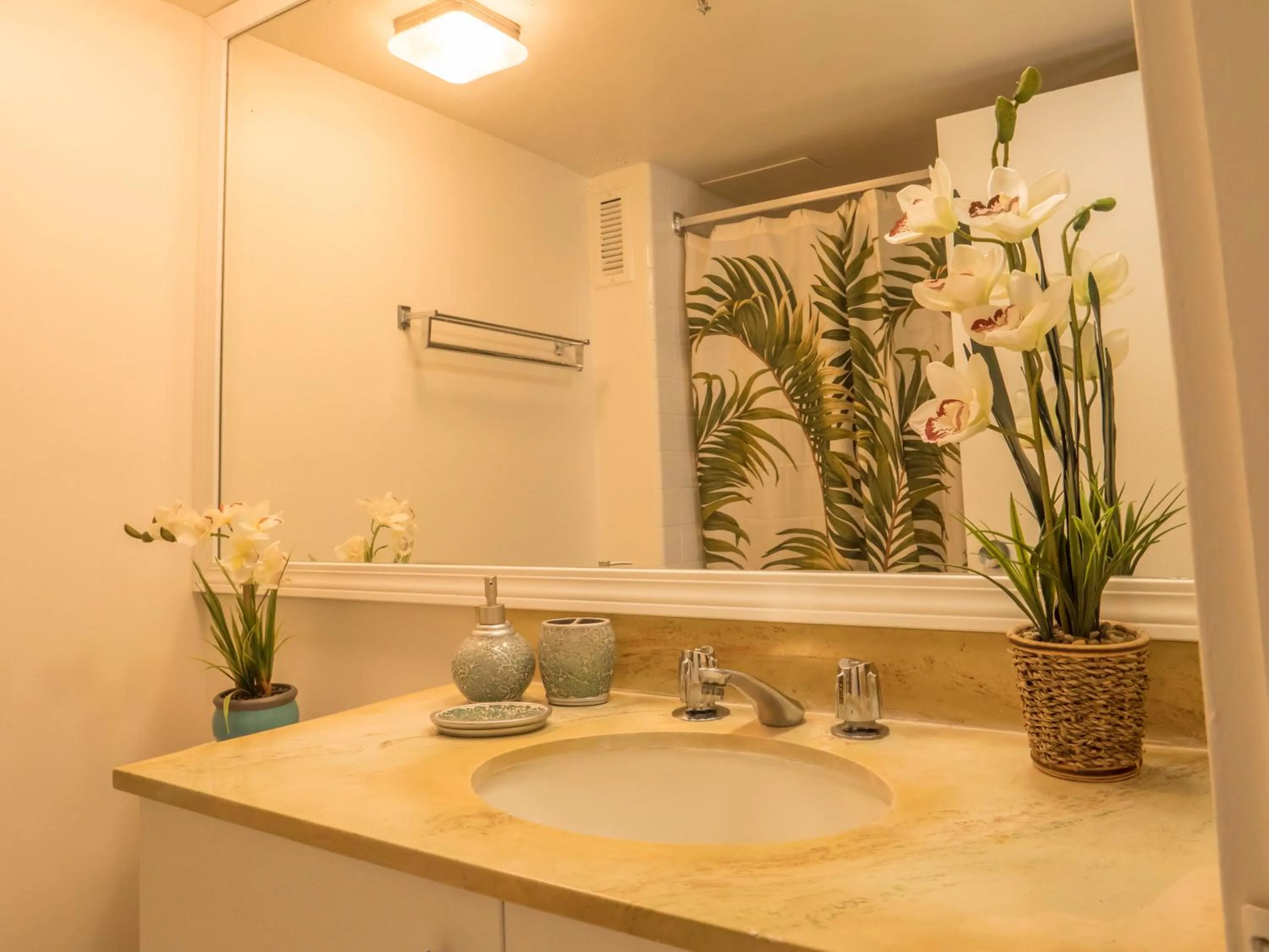 Tropical Studios at Marine Surf Waikiki - FREE PARKING - BEST LOCATION - FULL KITCHEN - SWIMMING POOL