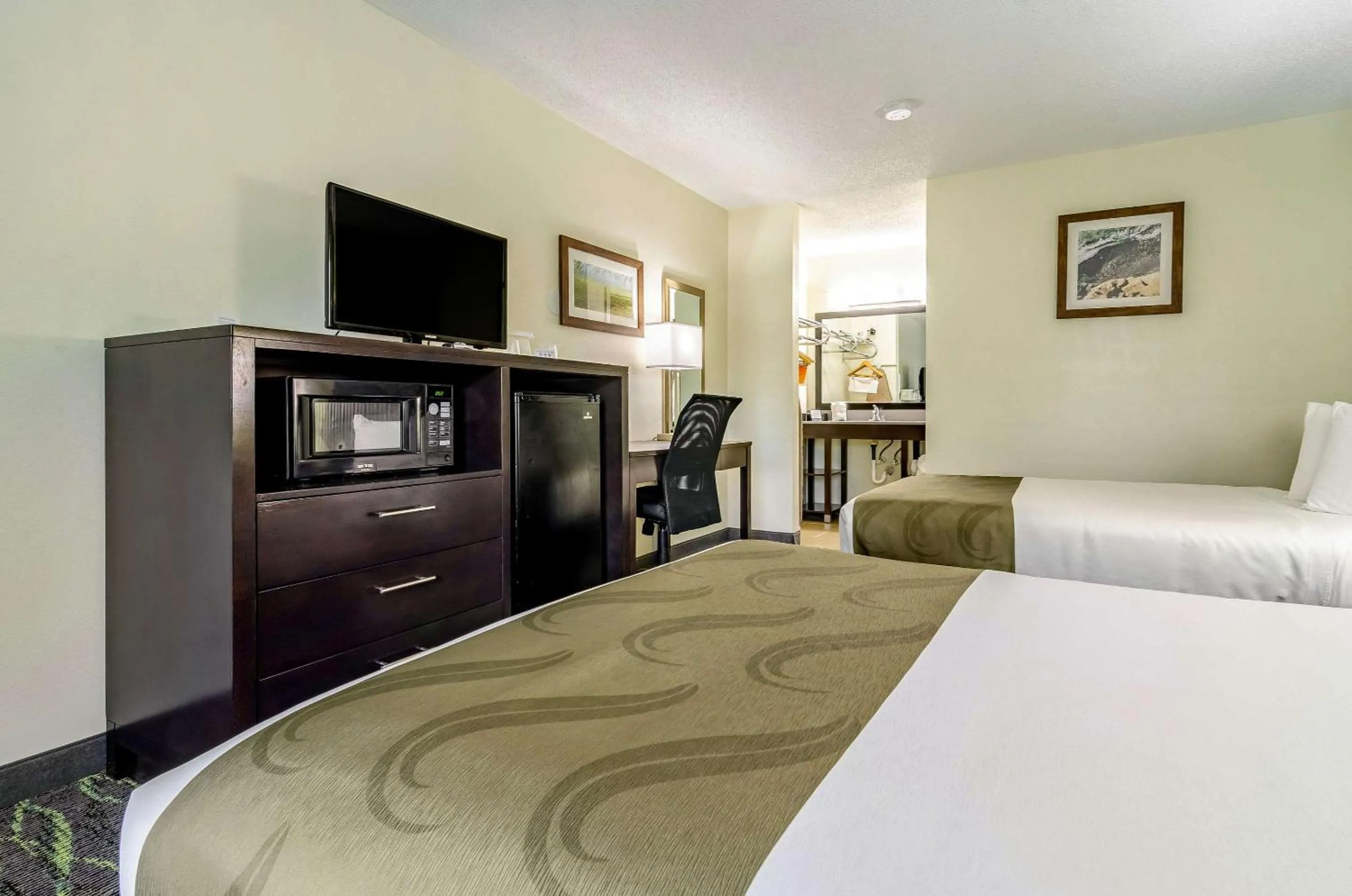 Photo of the whole room, Bed in Quality Inn & Suites Creedmoor - Butner