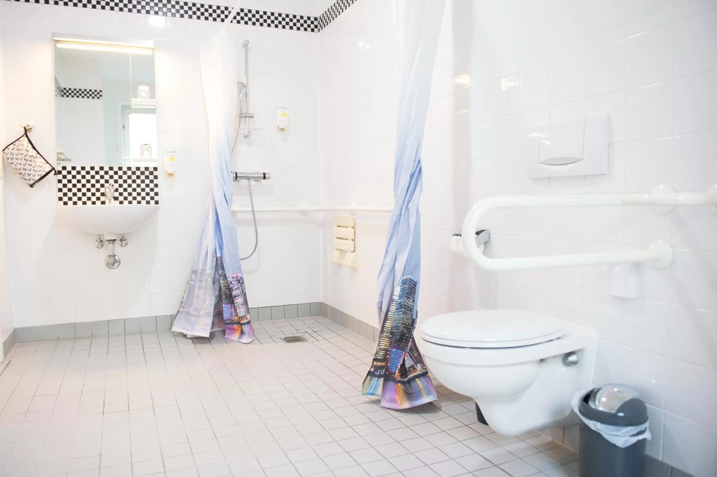 Library, Bathroom in BlnCty Hotel