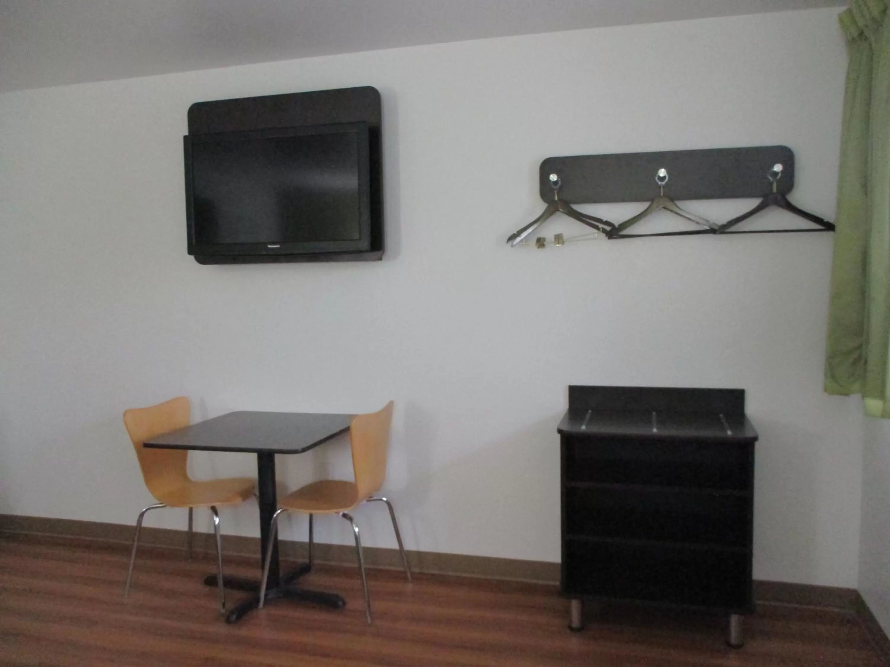 Seating area in Motel 6-North Olmsted, OH - Cleveland