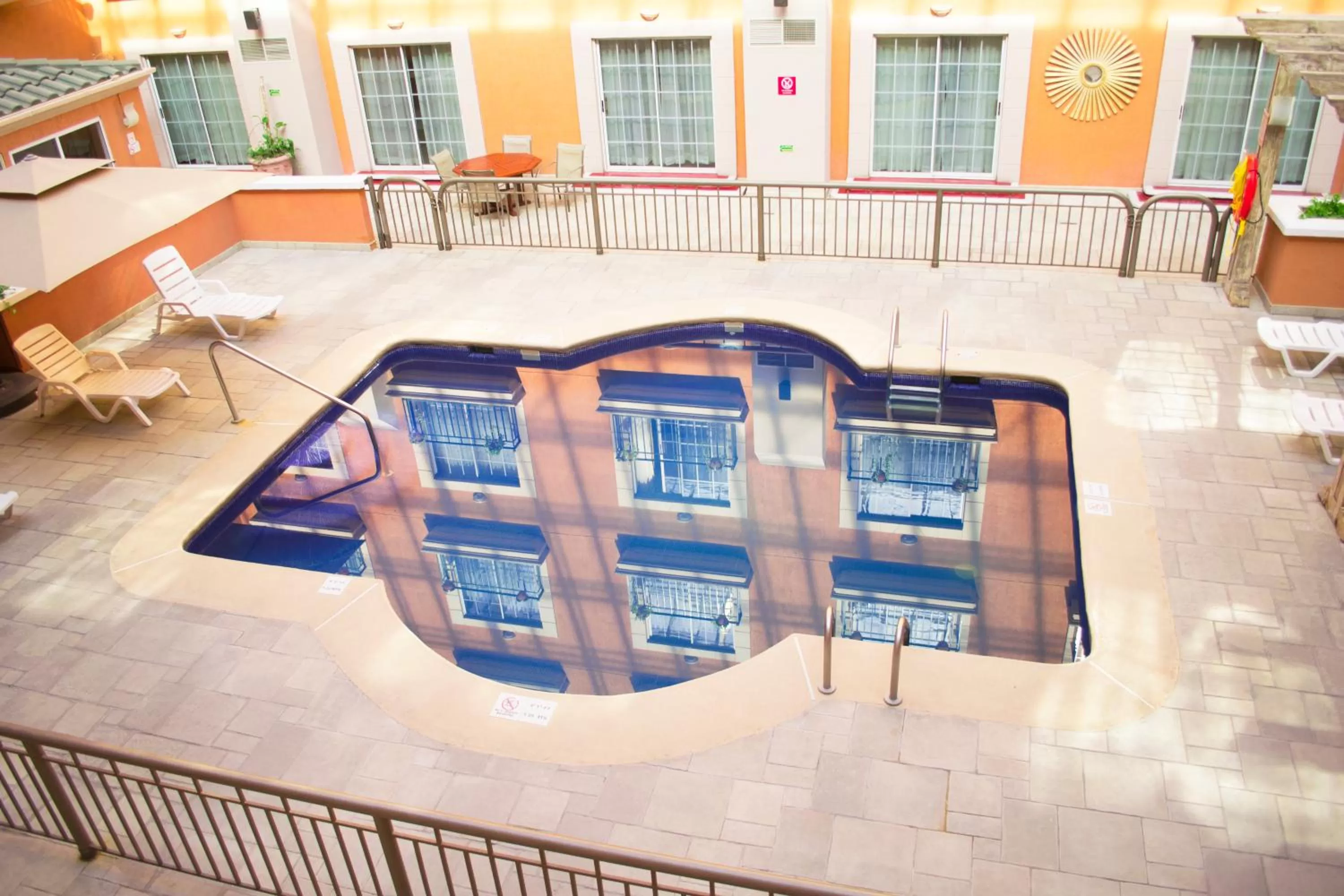Swimming pool in iStay Hotel Ciudad Juarez