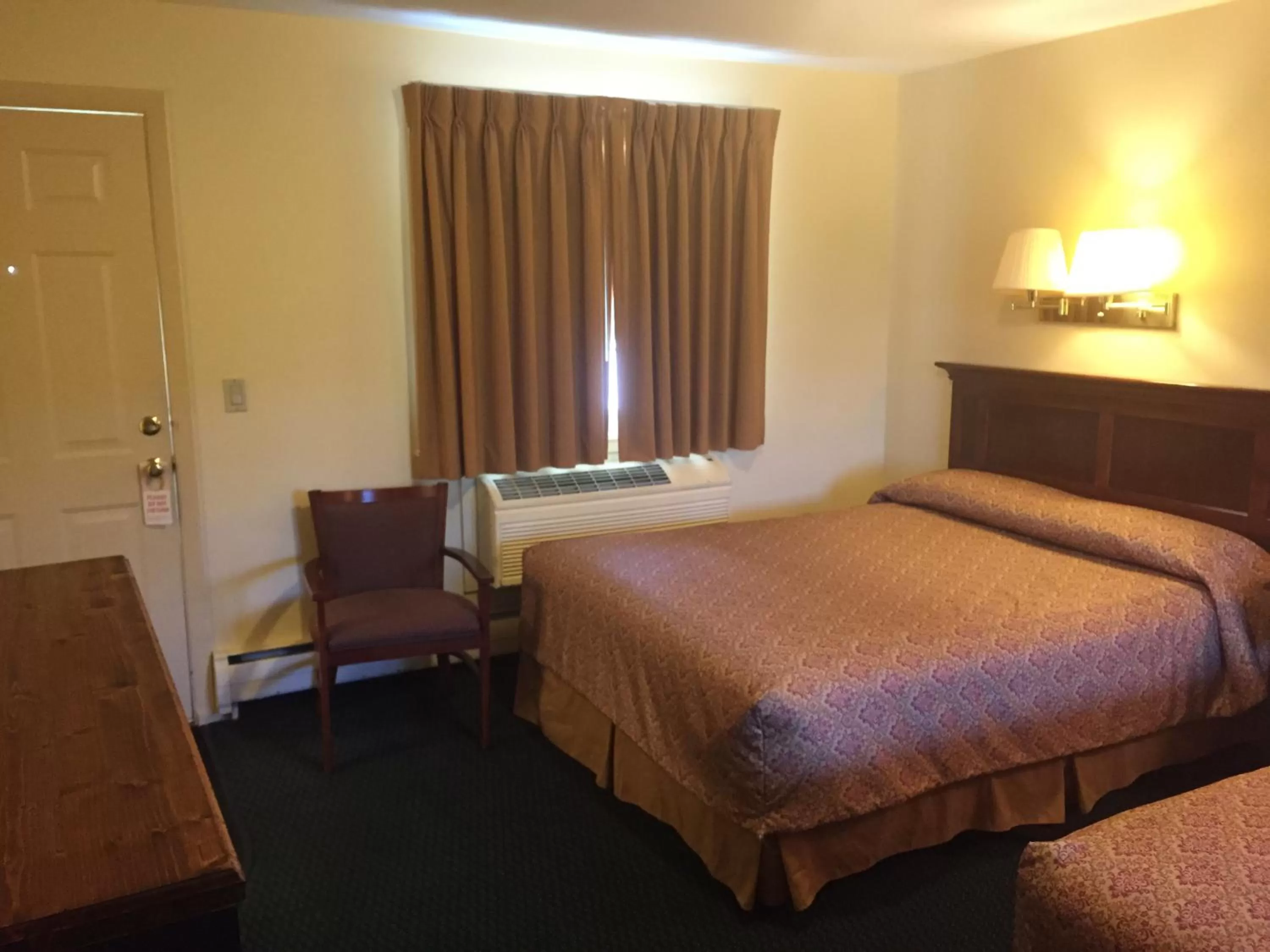 Bed in Briarcliff Motel