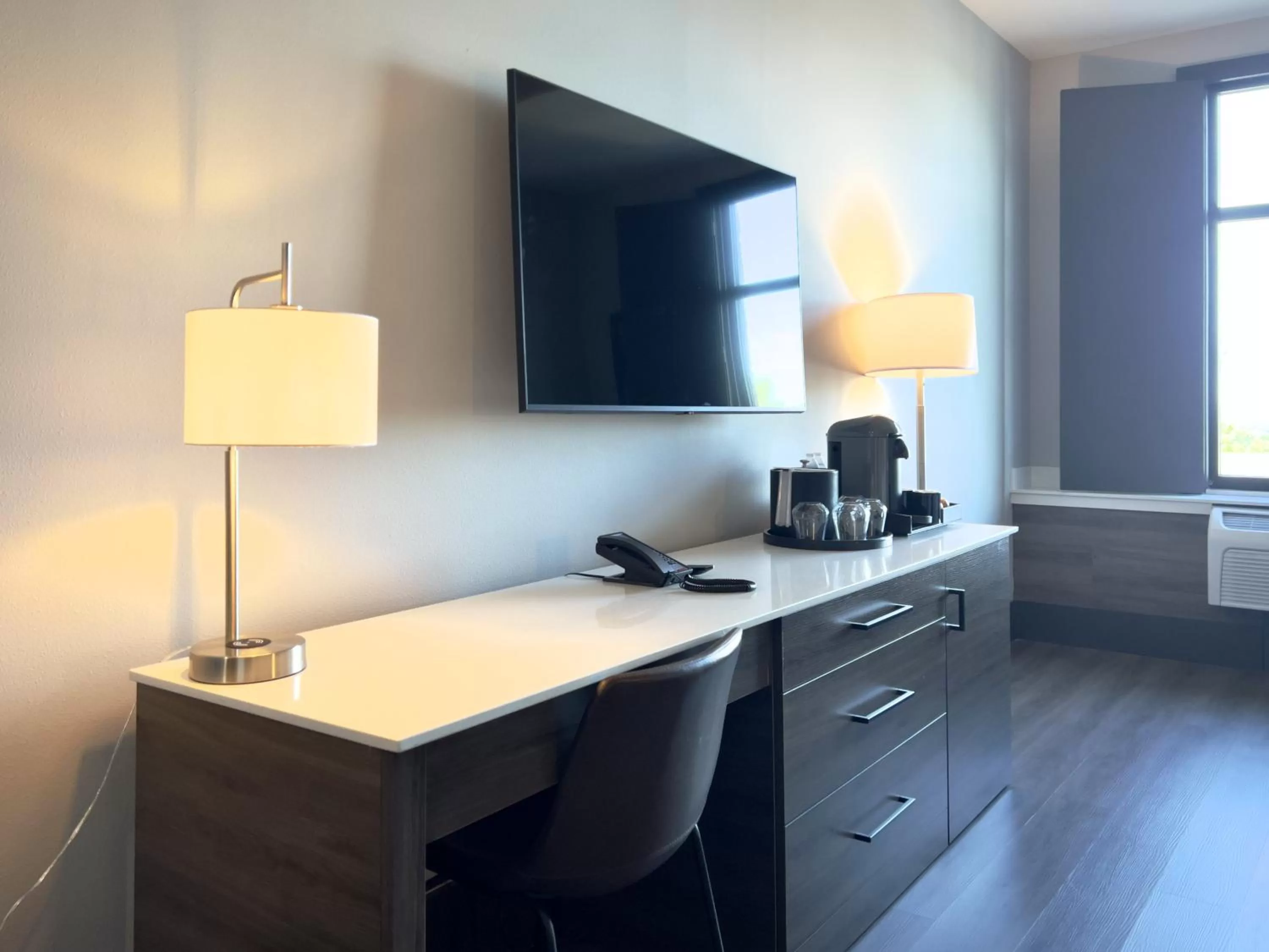 TV and multimedia in The Oread Lawrence, Tapestry Collection by Hilton