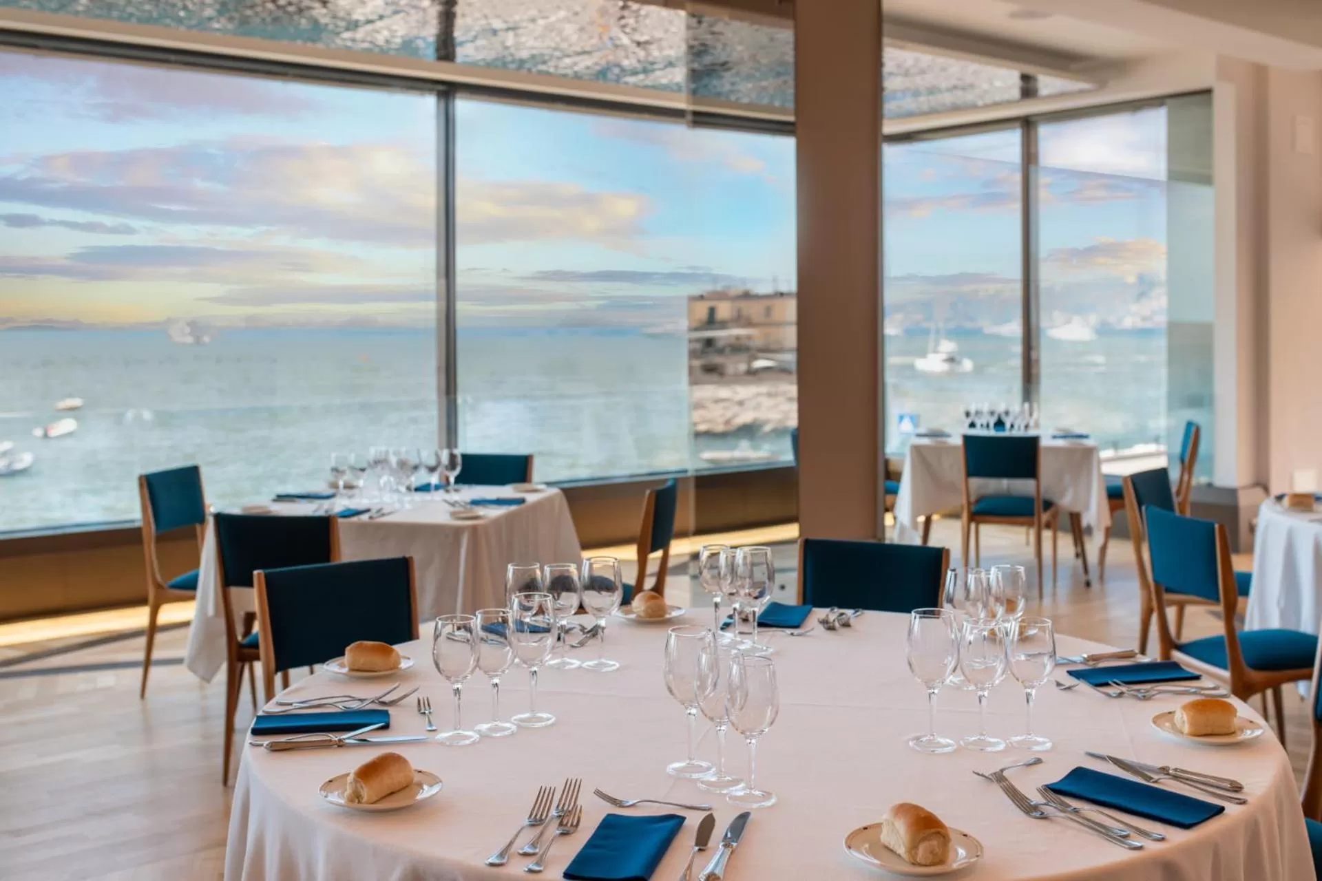 Restaurant/places to eat in Hotel Royal Continental