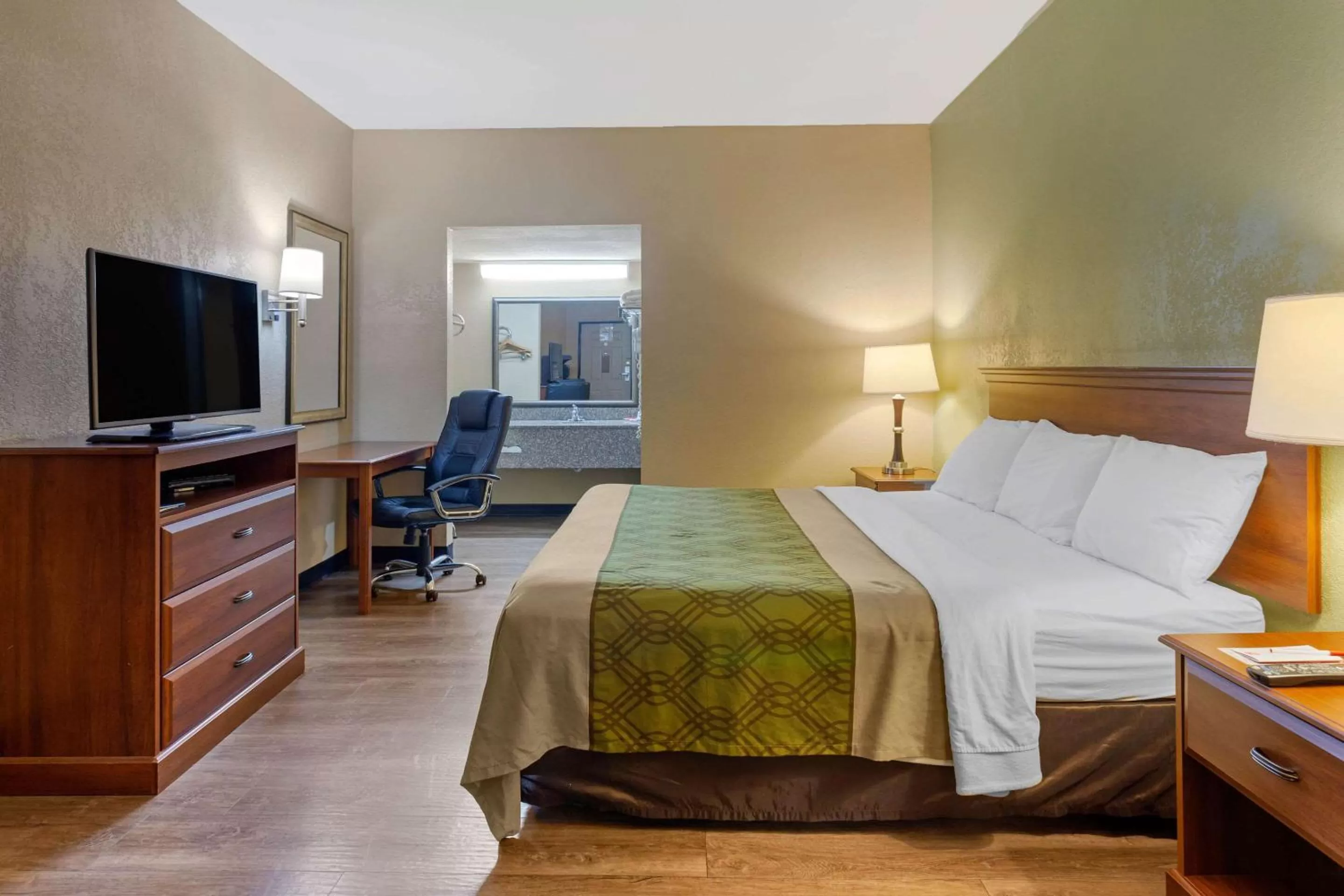 Photo of the whole room, Bed in Econo Lodge Belton - Kansas City South