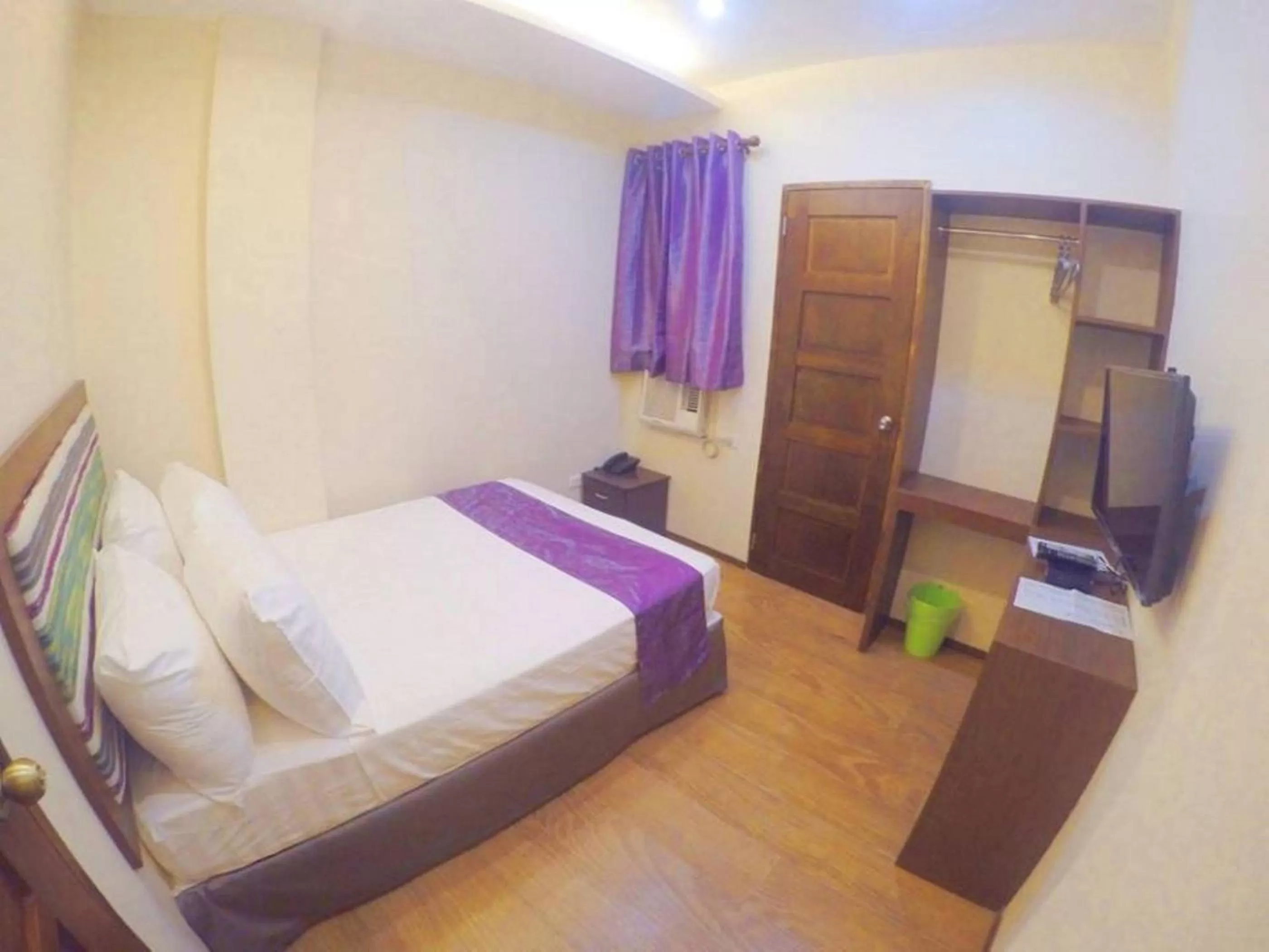 Shower, Bed in Golden Gate Suites