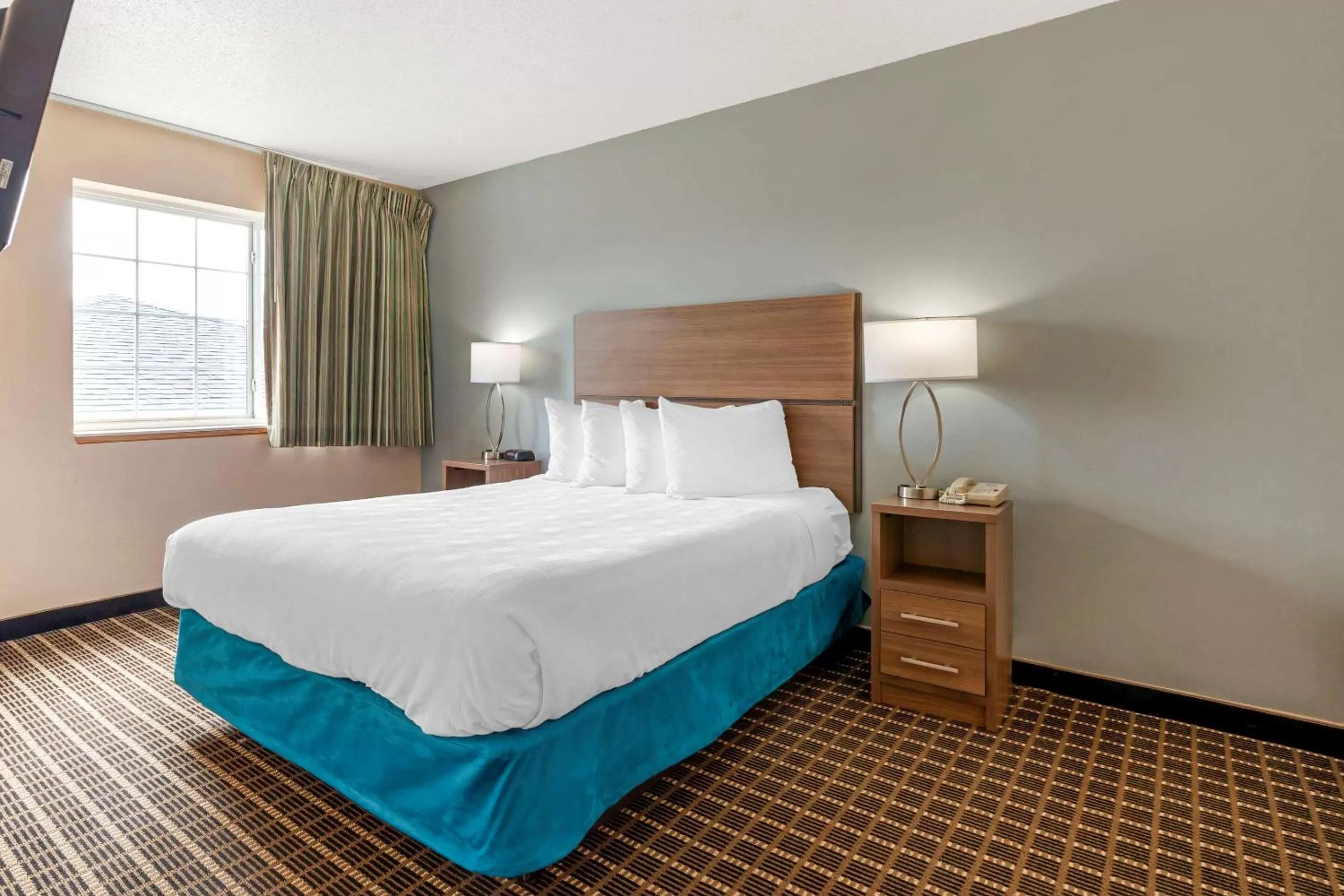 Bedroom, Bed in MainStay Suites Dubuque at Hwy 20